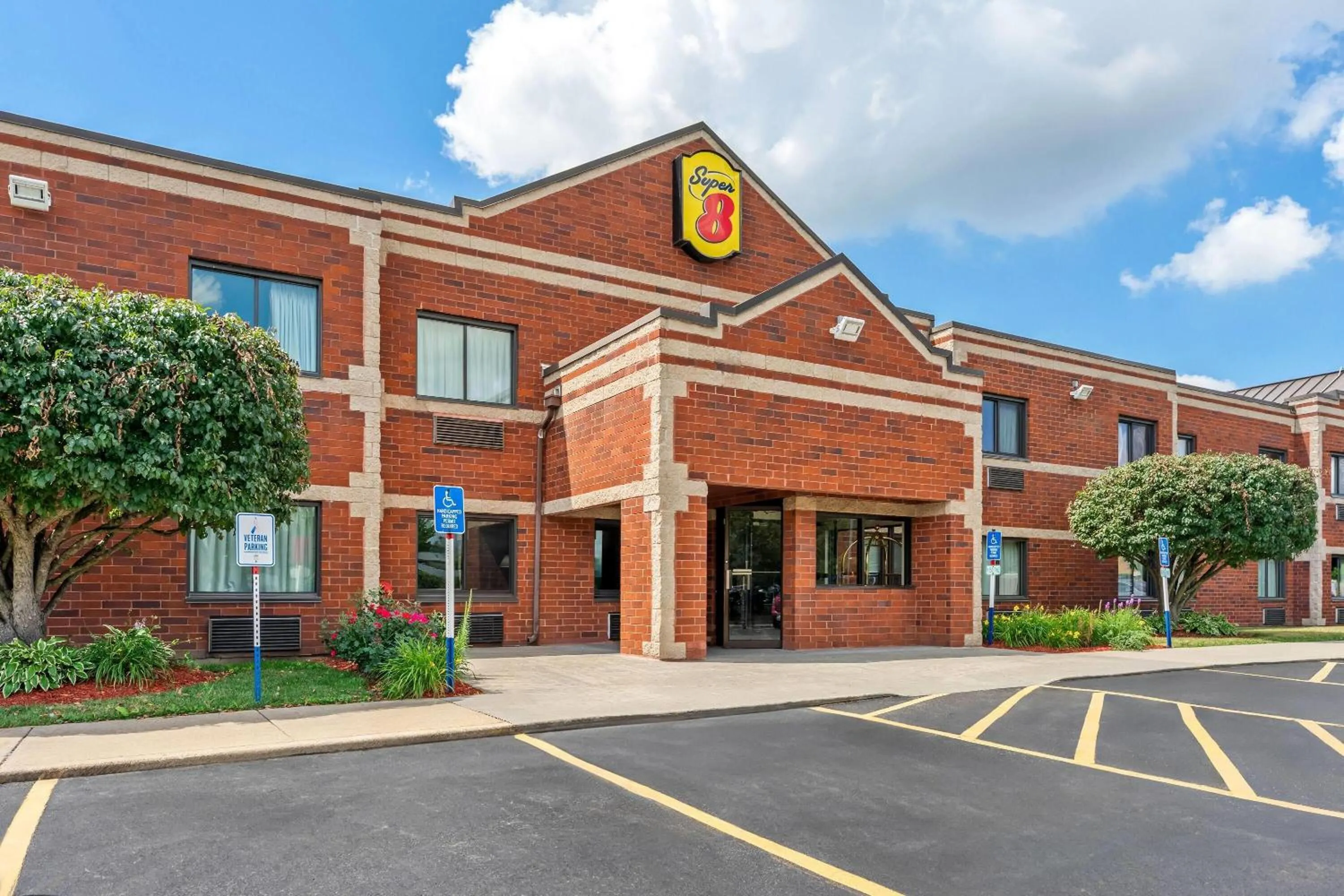 Property building in Super 8 by Wyndham Elgin