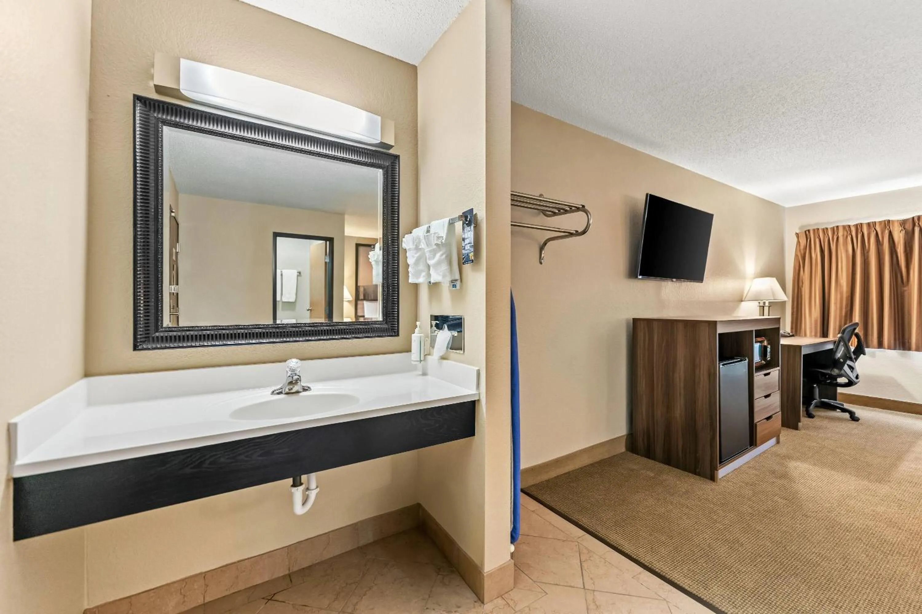 Photo of the whole room in Super 8 by Wyndham Elgin