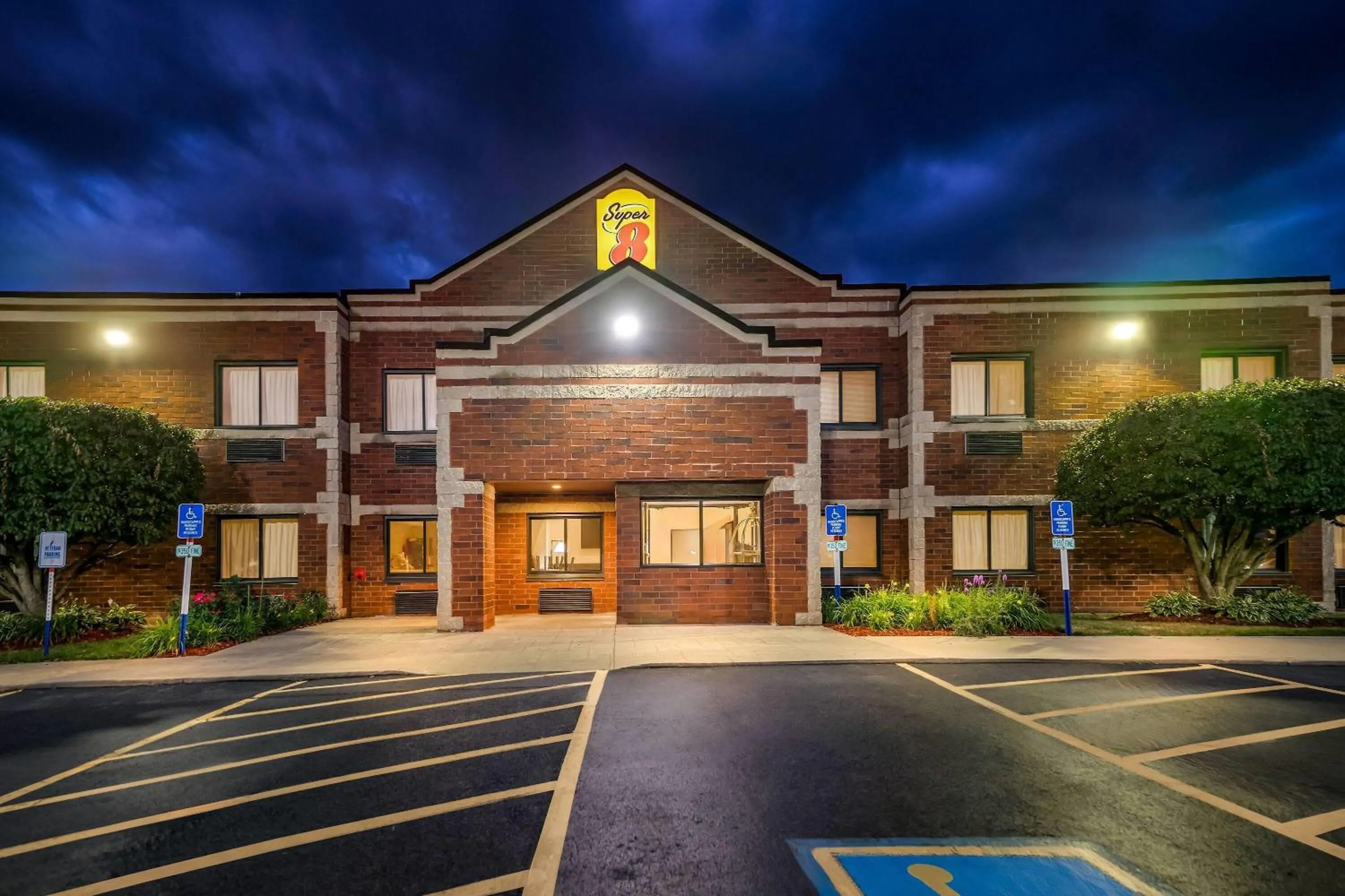 Property building in Super 8 by Wyndham Elgin