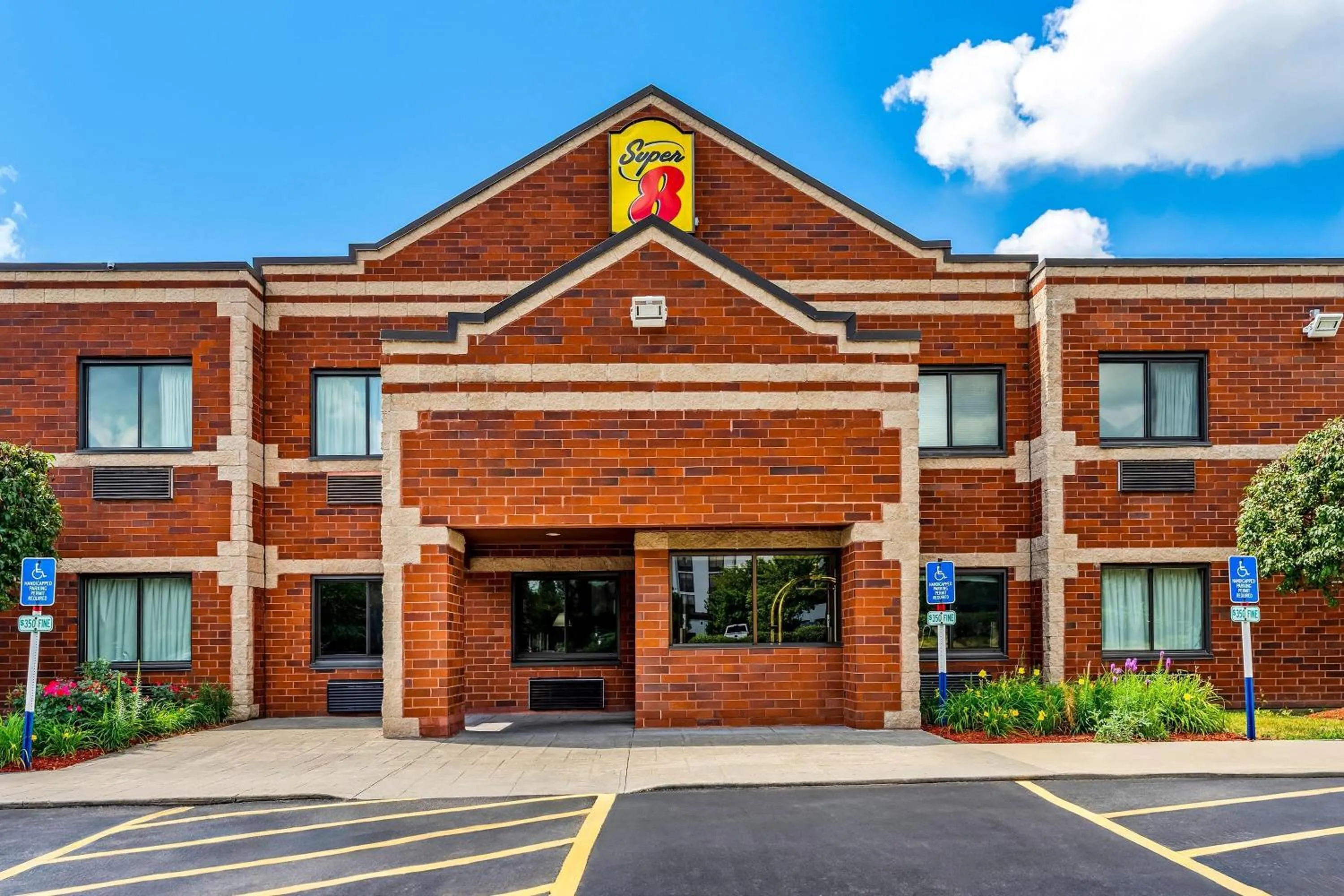 Property building in Super 8 by Wyndham Elgin