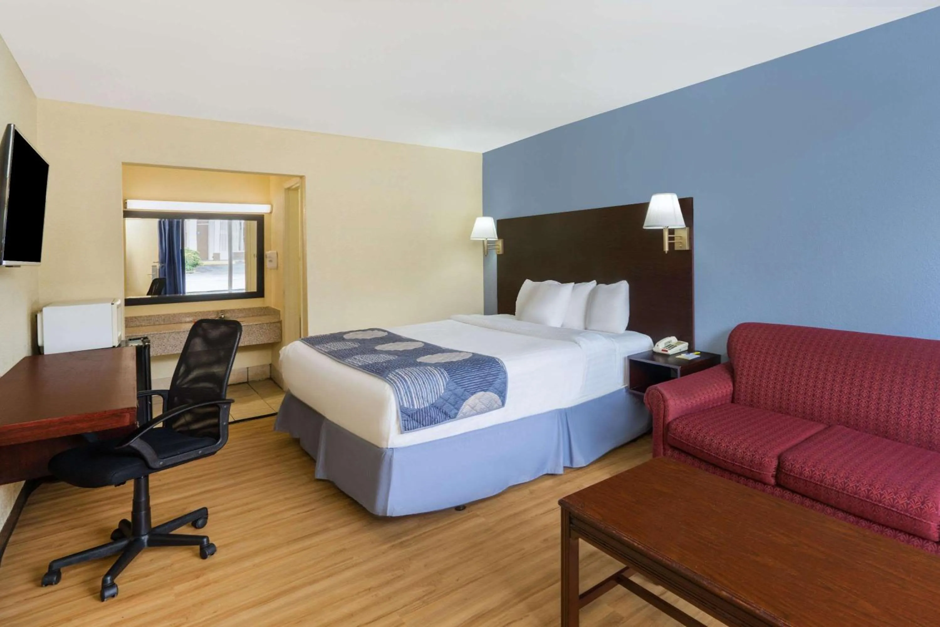 Photo of the whole room, Bed in Days Inn by Wyndham Statesville