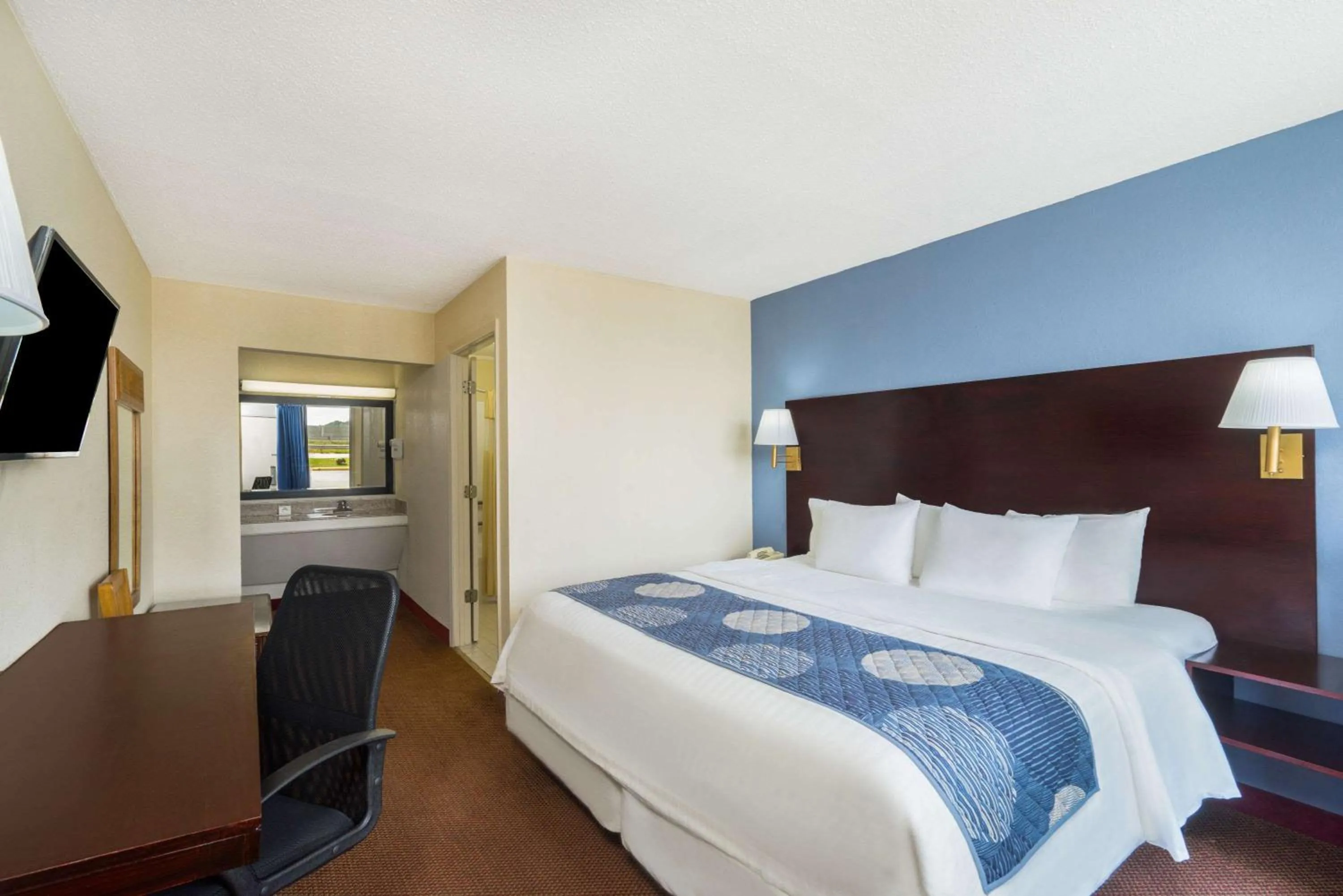 Photo of the whole room, Bed in Days Inn by Wyndham Statesville