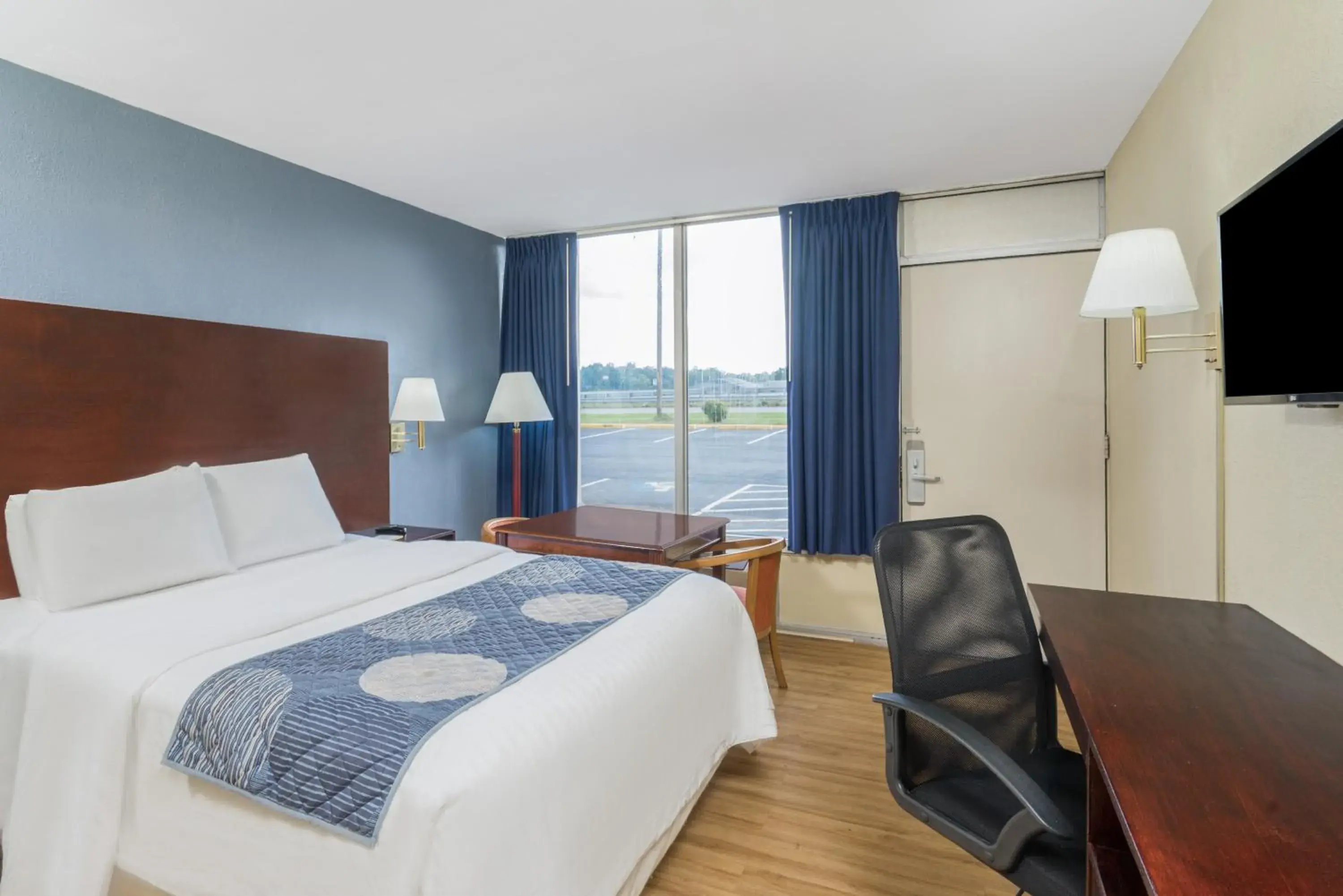 King Room - Non-Smoking in Days Inn by Wyndham Statesville King Room - Non-Smoking in Days Inn by Wyndham Statesville