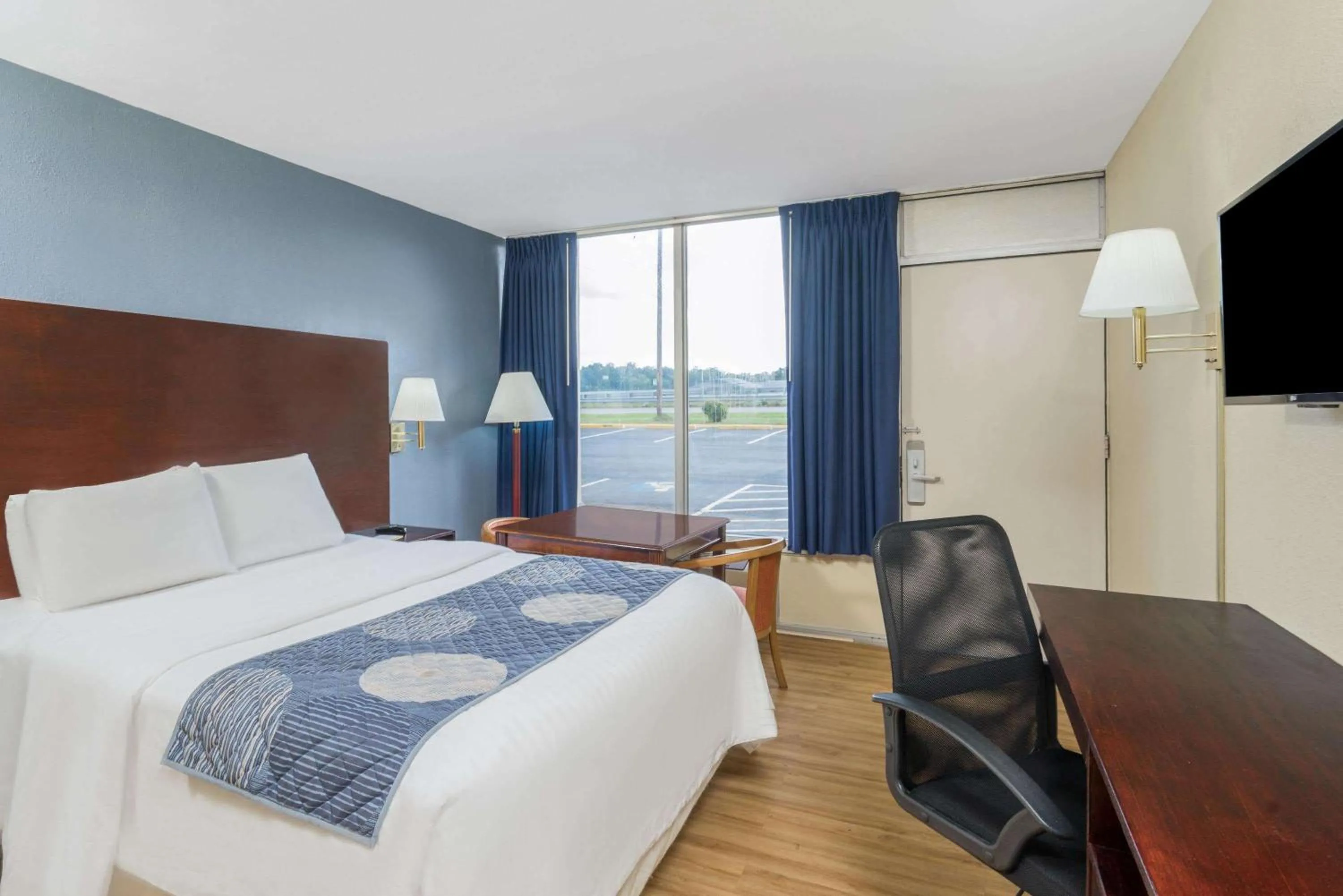 Bedroom, Bed in Days Inn by Wyndham Statesville