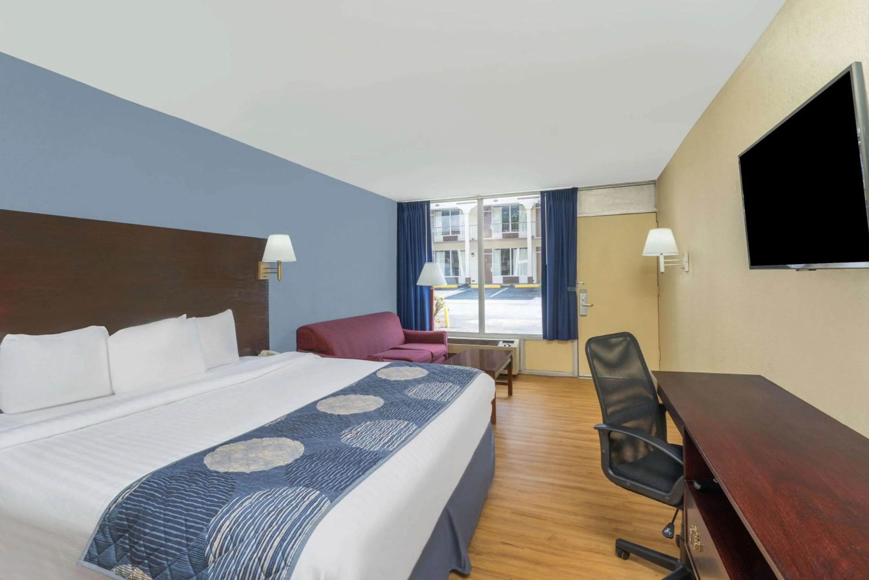 Photo of the whole room, Bed in Days Inn by Wyndham Statesville