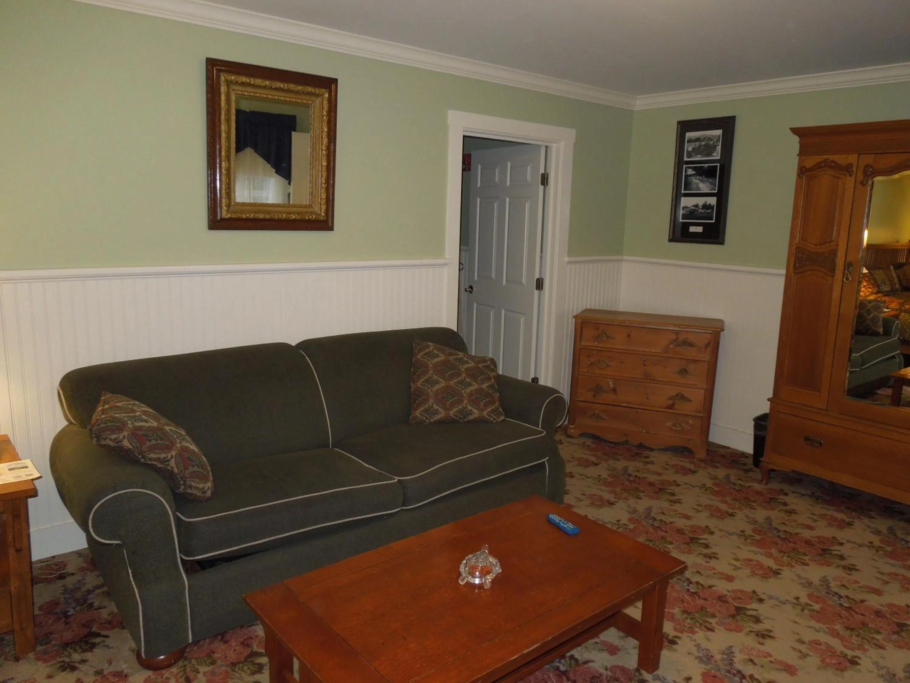 Living room in Kearsarge Inn