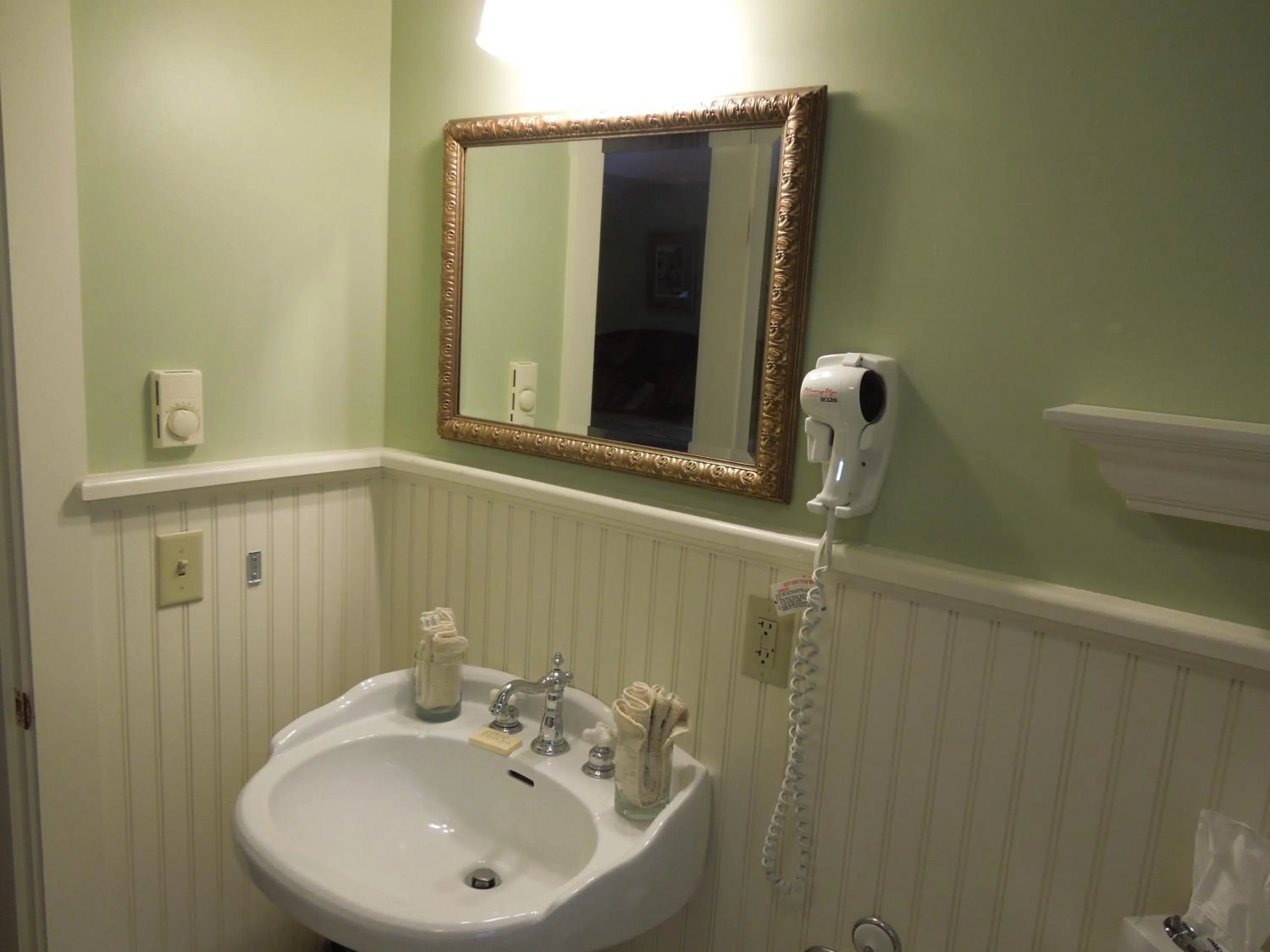 Bathroom in Kearsarge Inn