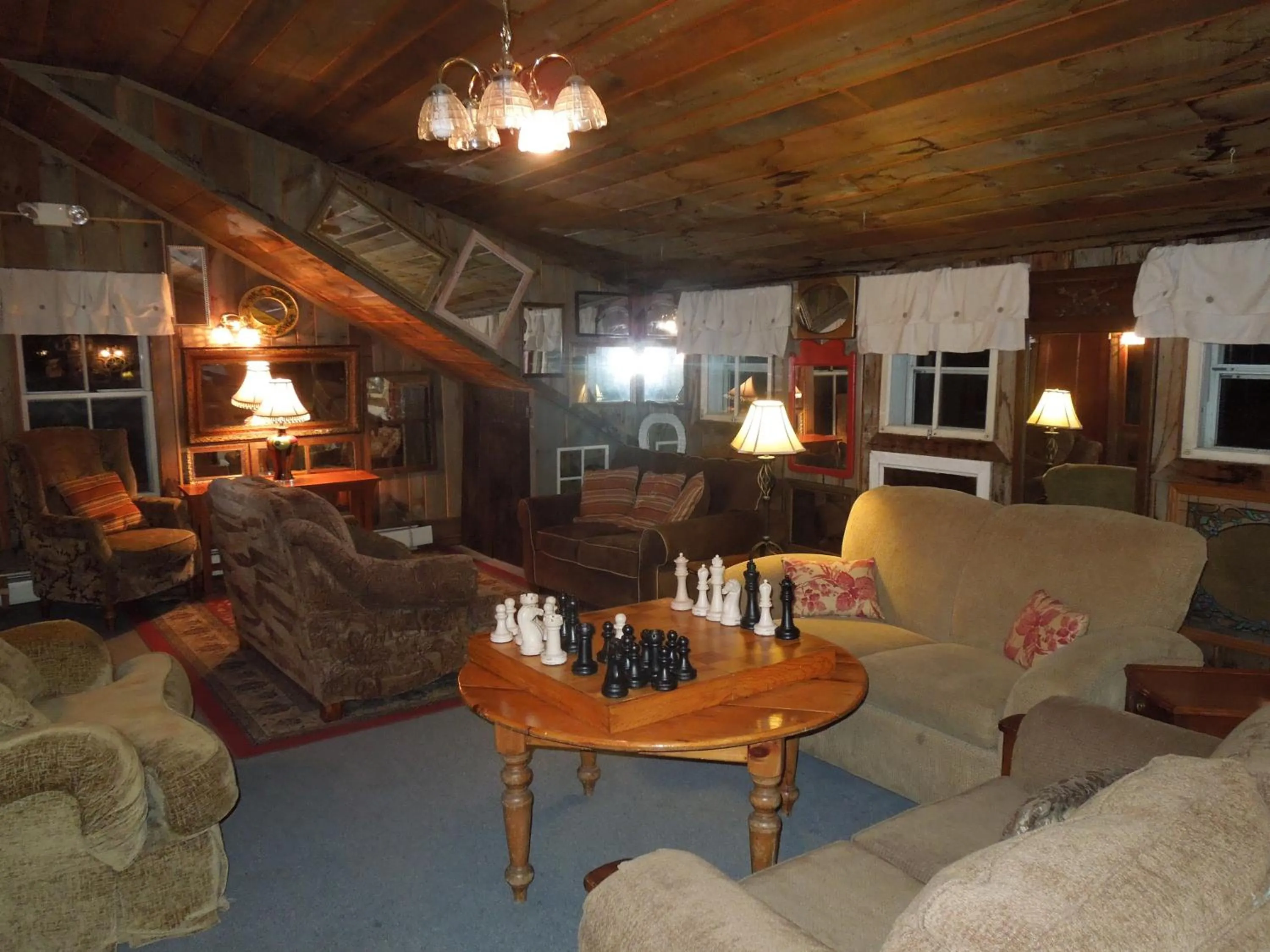 Communal lounge/ TV room in Wildcat Inn and Tavern
