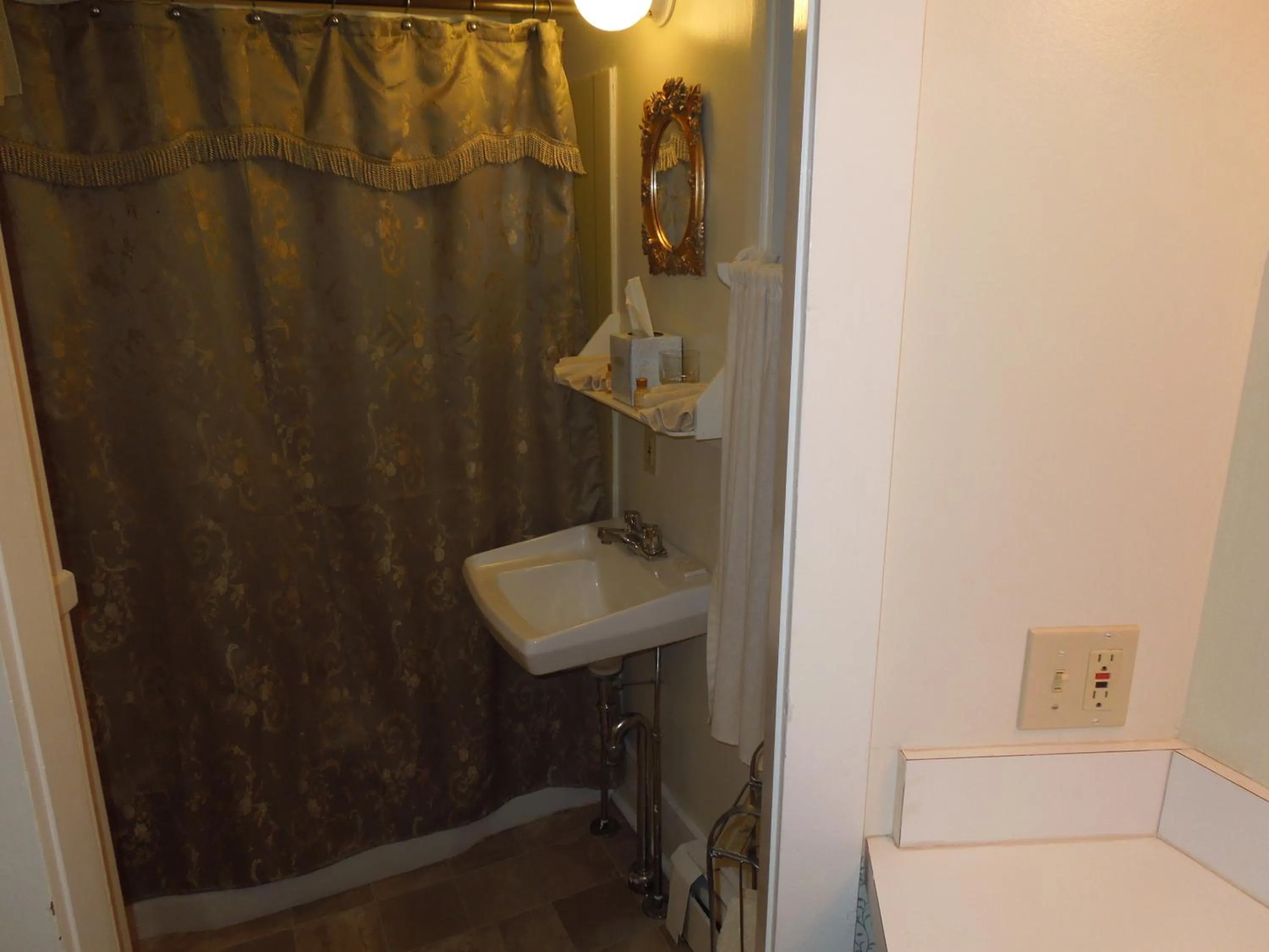 Bathroom in Wildcat Inn and Tavern