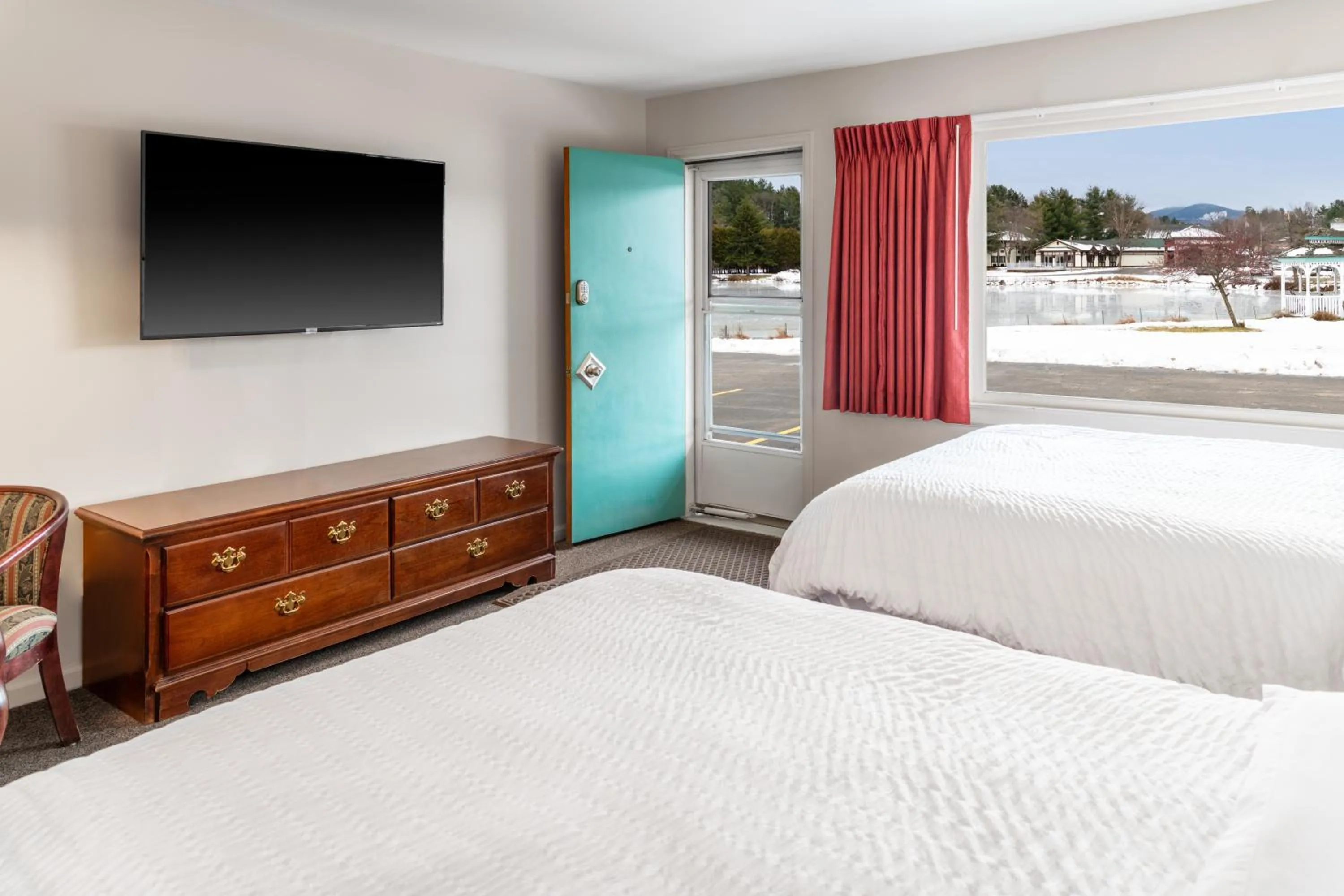 Bedroom, Bed in Sara Placid Inn & Suites