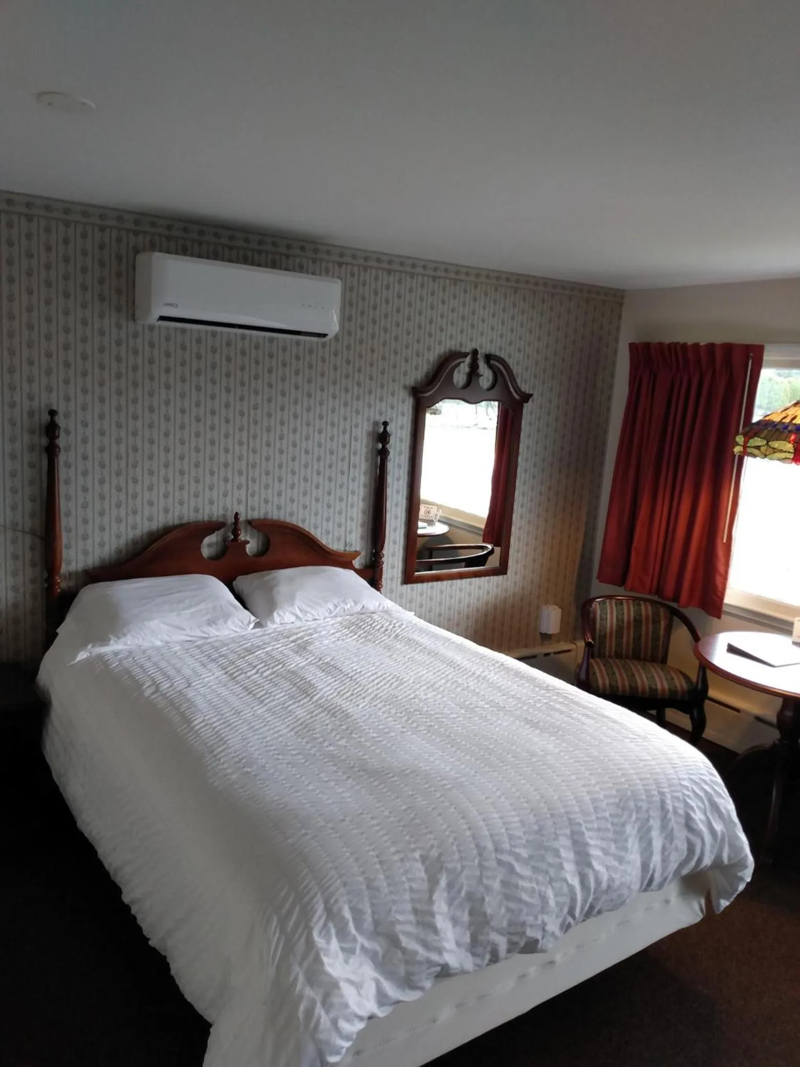 Bedroom, Bed in Sara Placid Inn & Suites