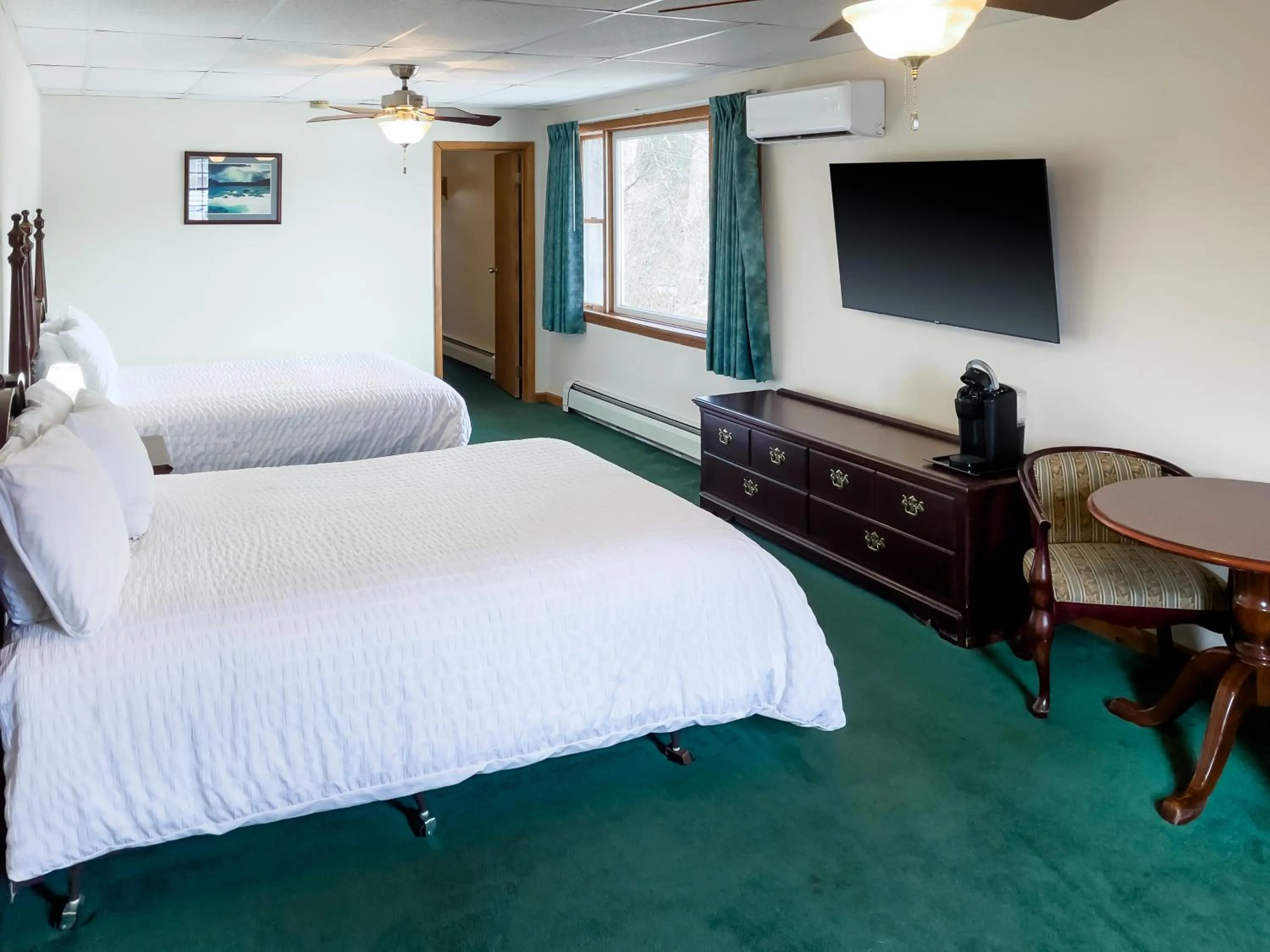 Bed in Sara Placid Inn & Suites