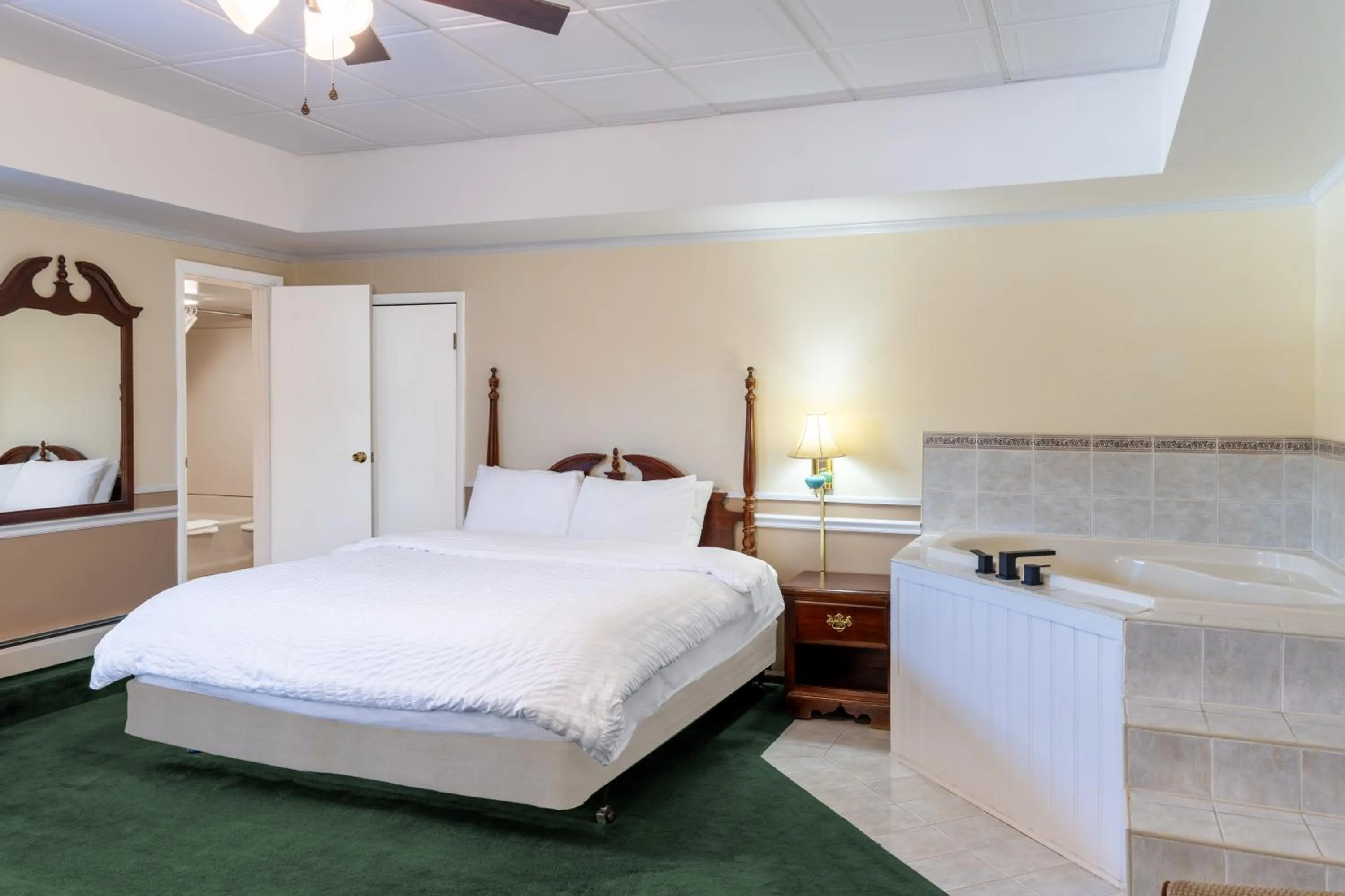 Bedroom, Bed in Sara Placid Inn & Suites