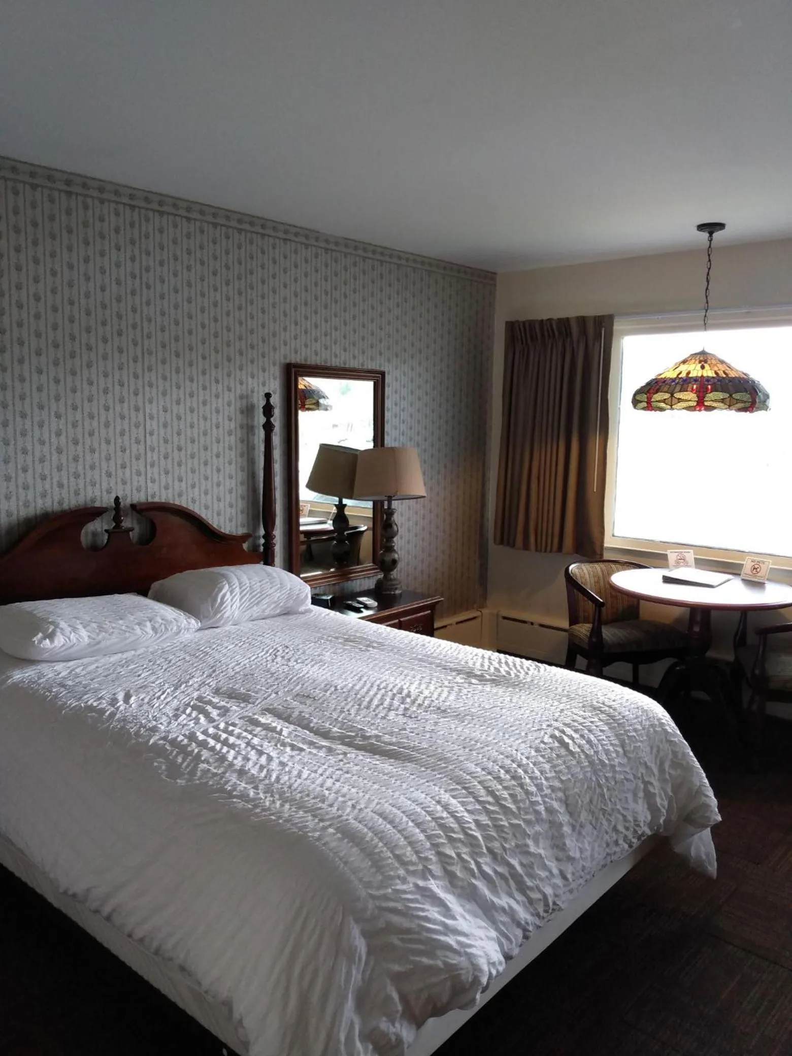 Bed in Sara Placid Inn & Suites