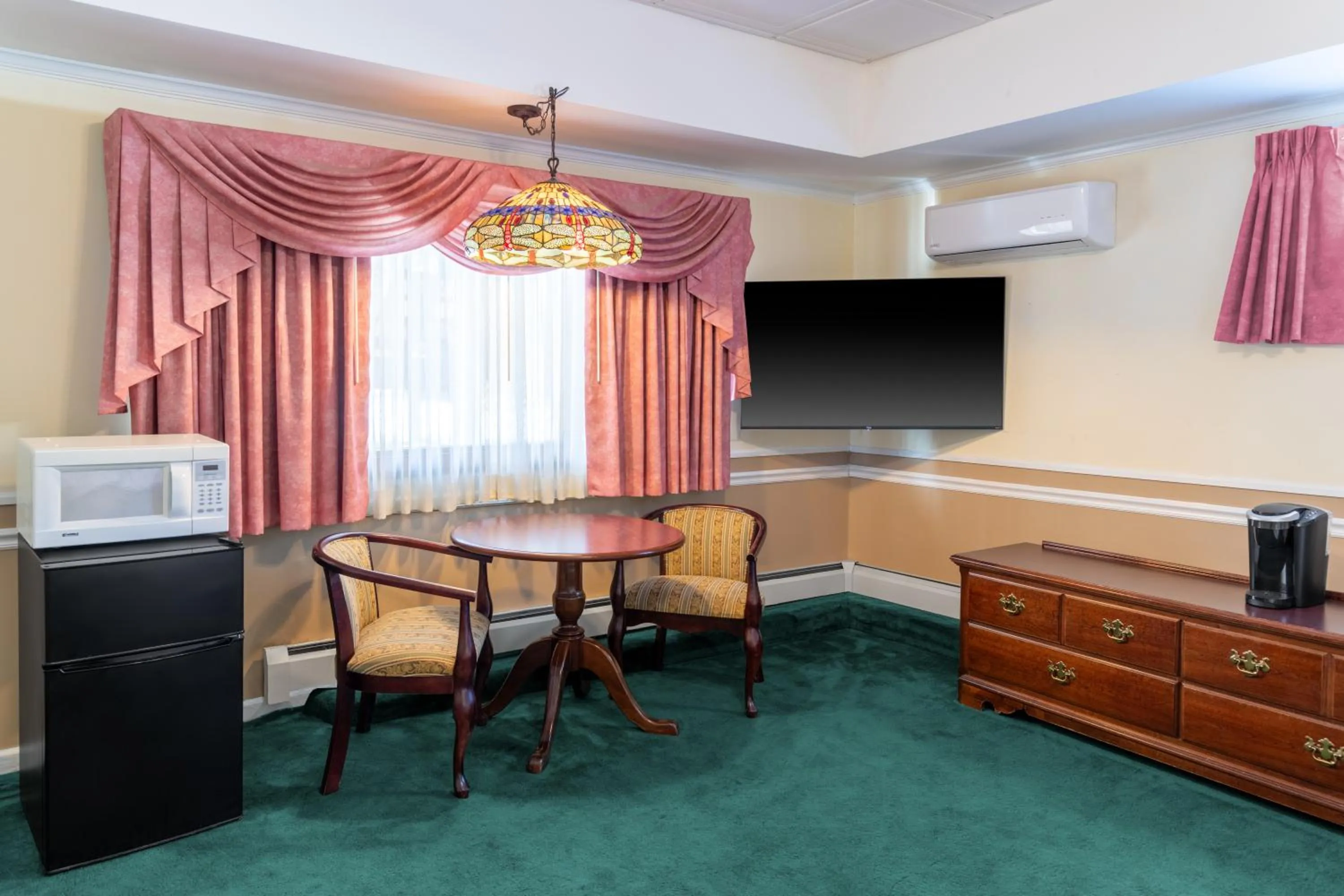 Bedroom in Sara Placid Inn & Suites