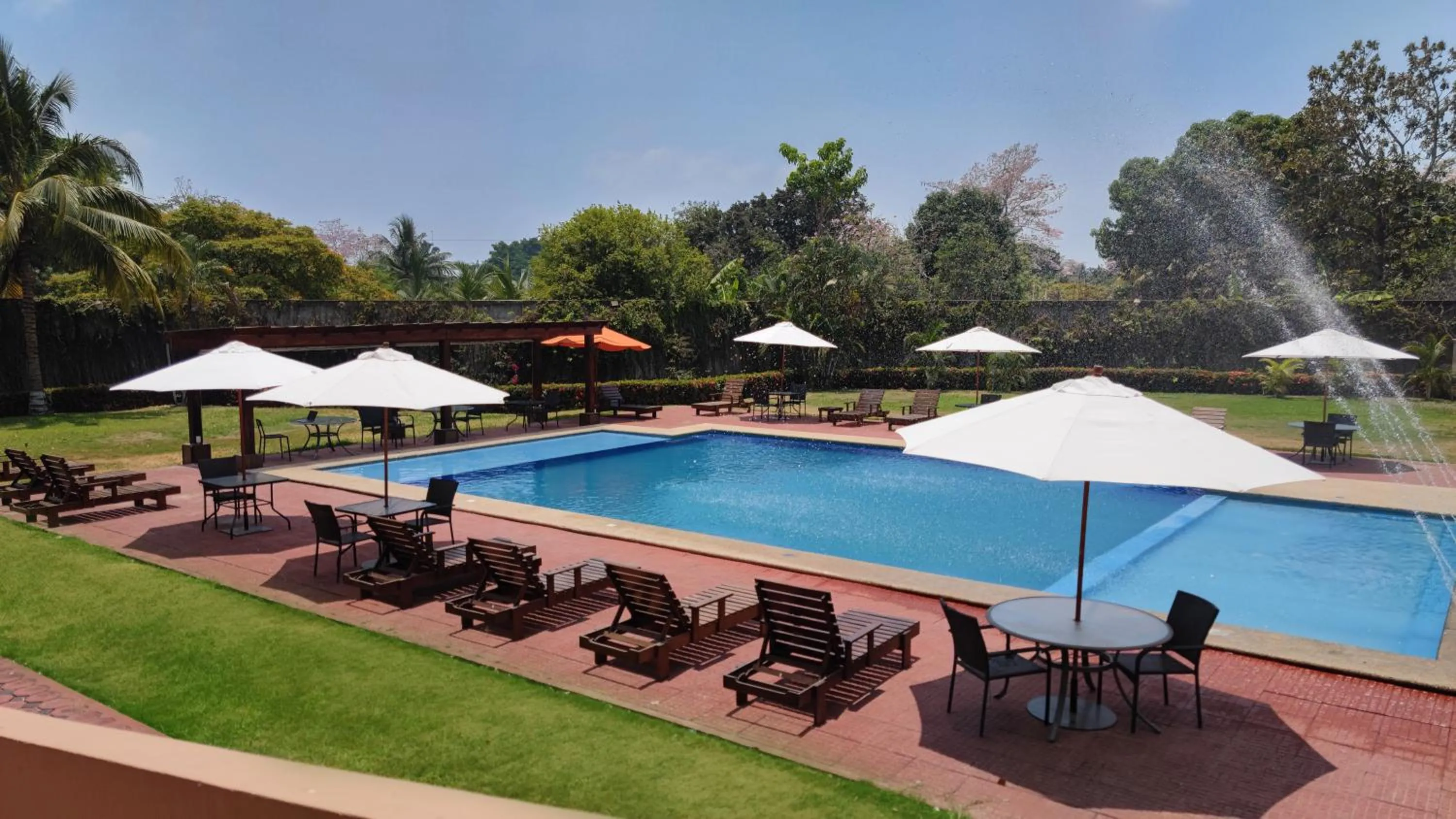 Pool view in Hotel Baez Paraiso