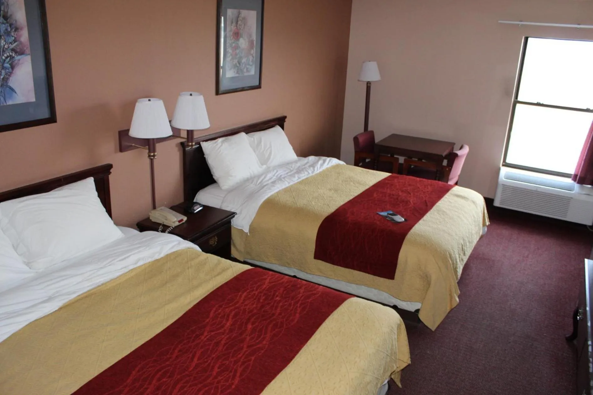 Bedroom, Bed in Super 8 by Wyndham Chenoa