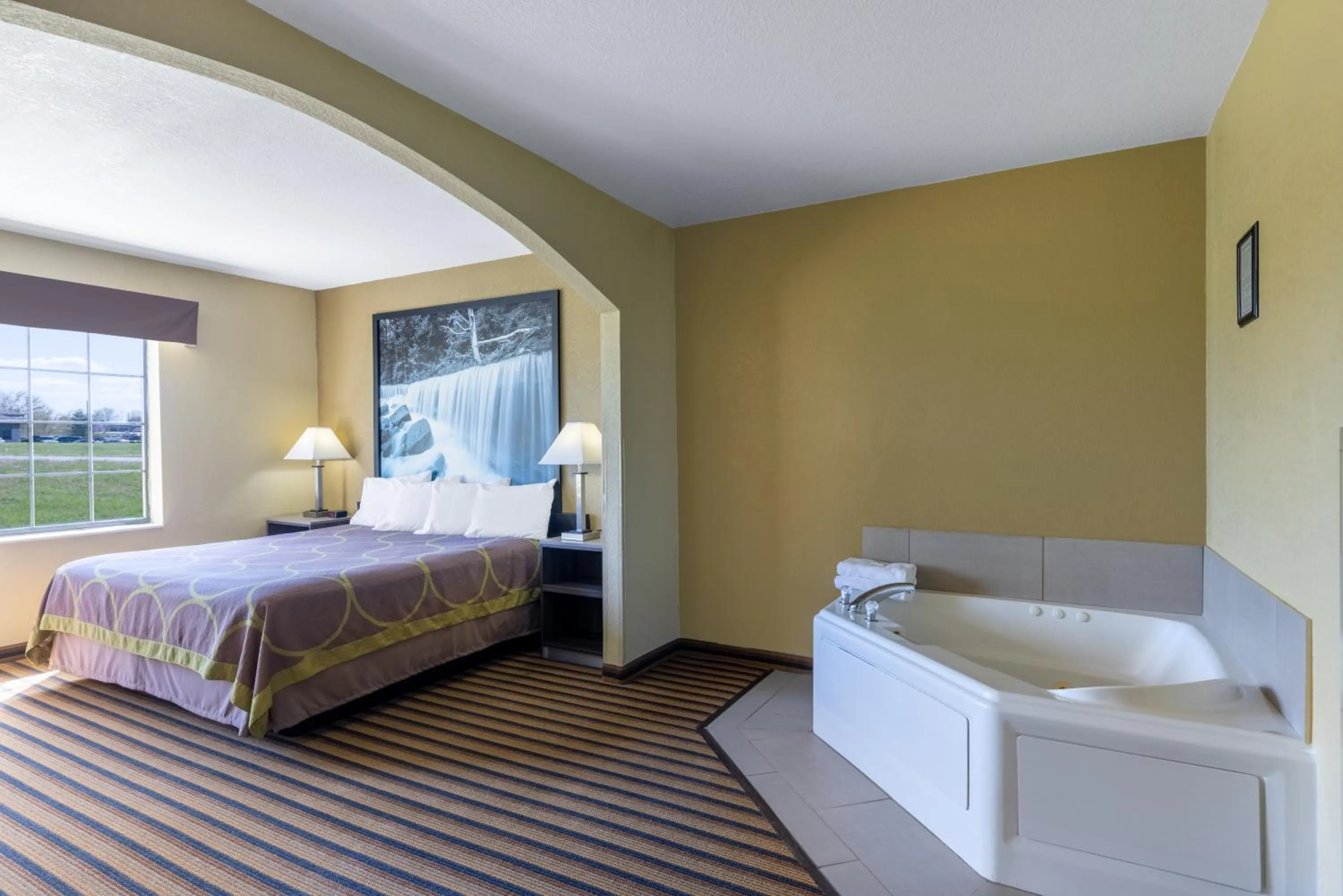 Hot Tub, Bed in Super 8 by Wyndham Nixa/Springfield Area