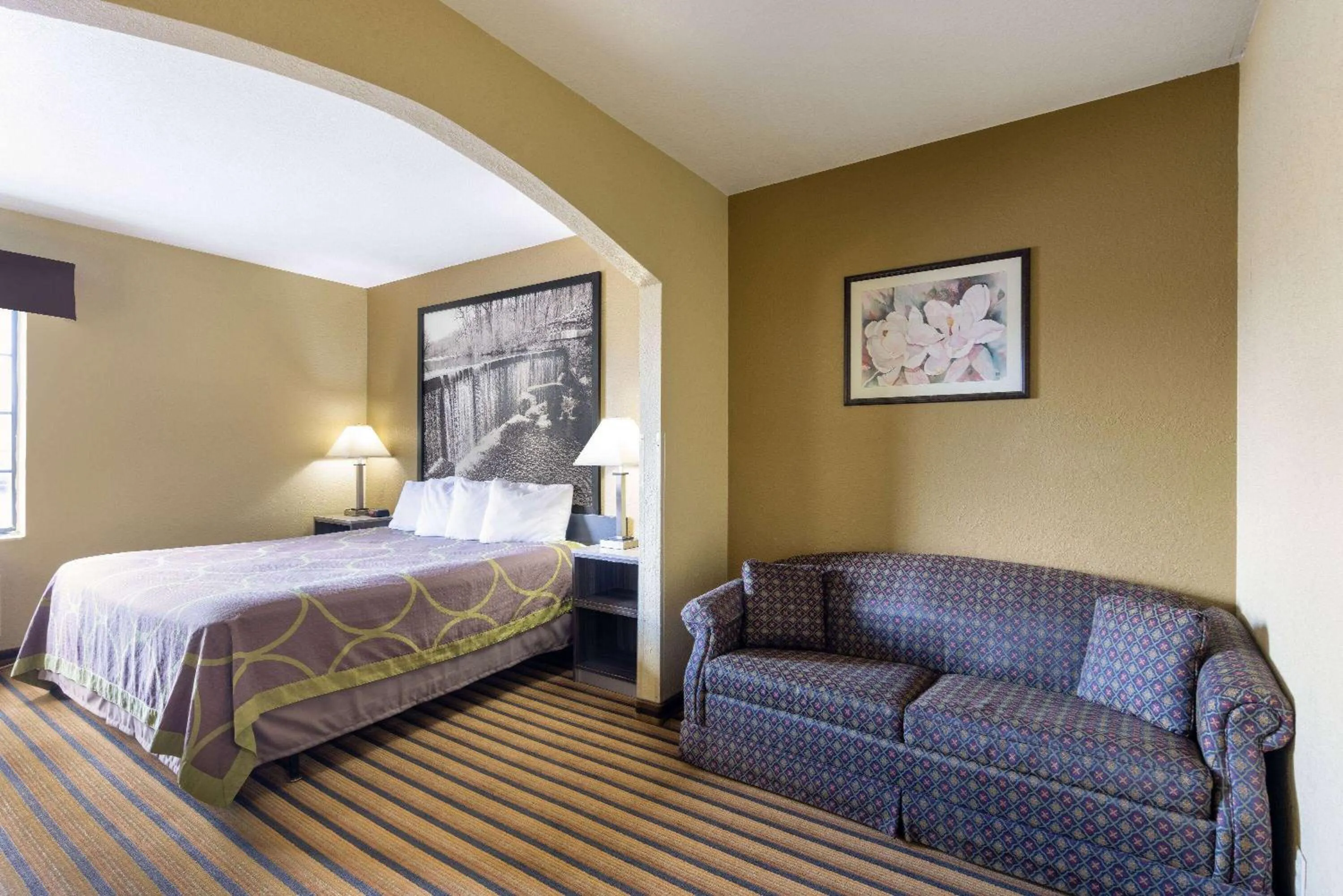 Photo of the whole room, Bed in Super 8 by Wyndham Nixa/Springfield Area