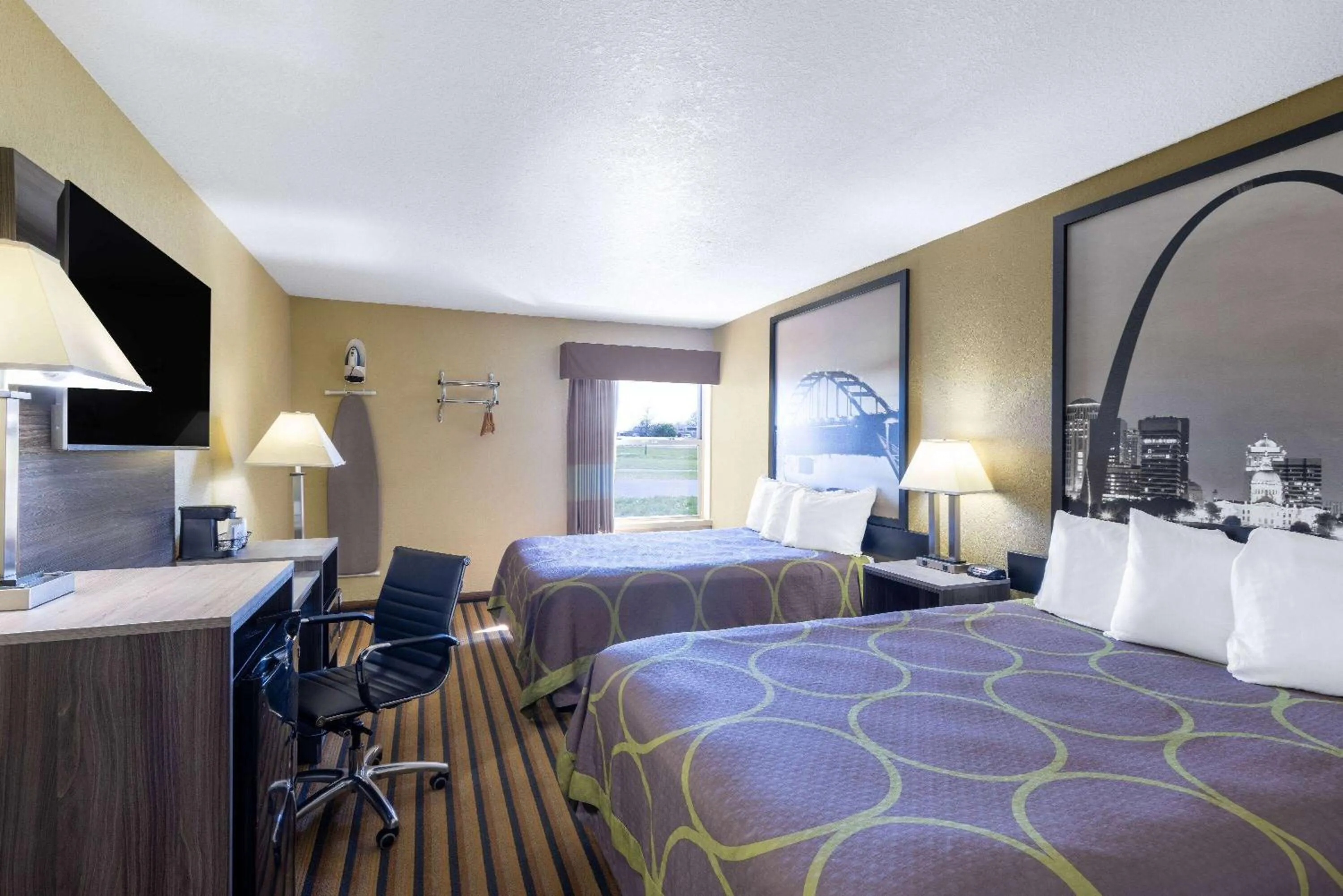 Photo of the whole room, Bed in Super 8 by Wyndham Nixa/Springfield Area