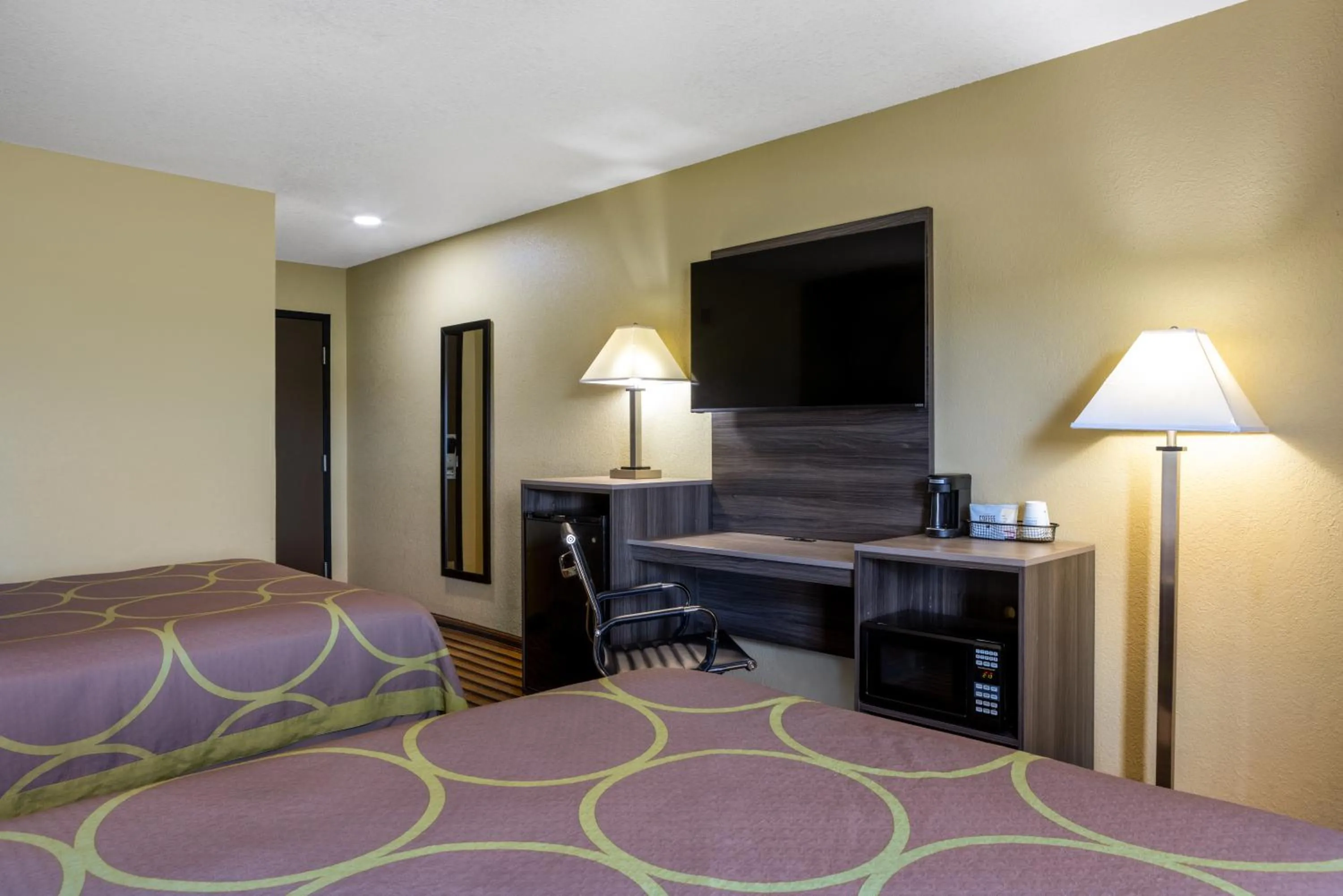 Photo of the whole room, Bed in Super 8 by Wyndham Nixa/Springfield Area