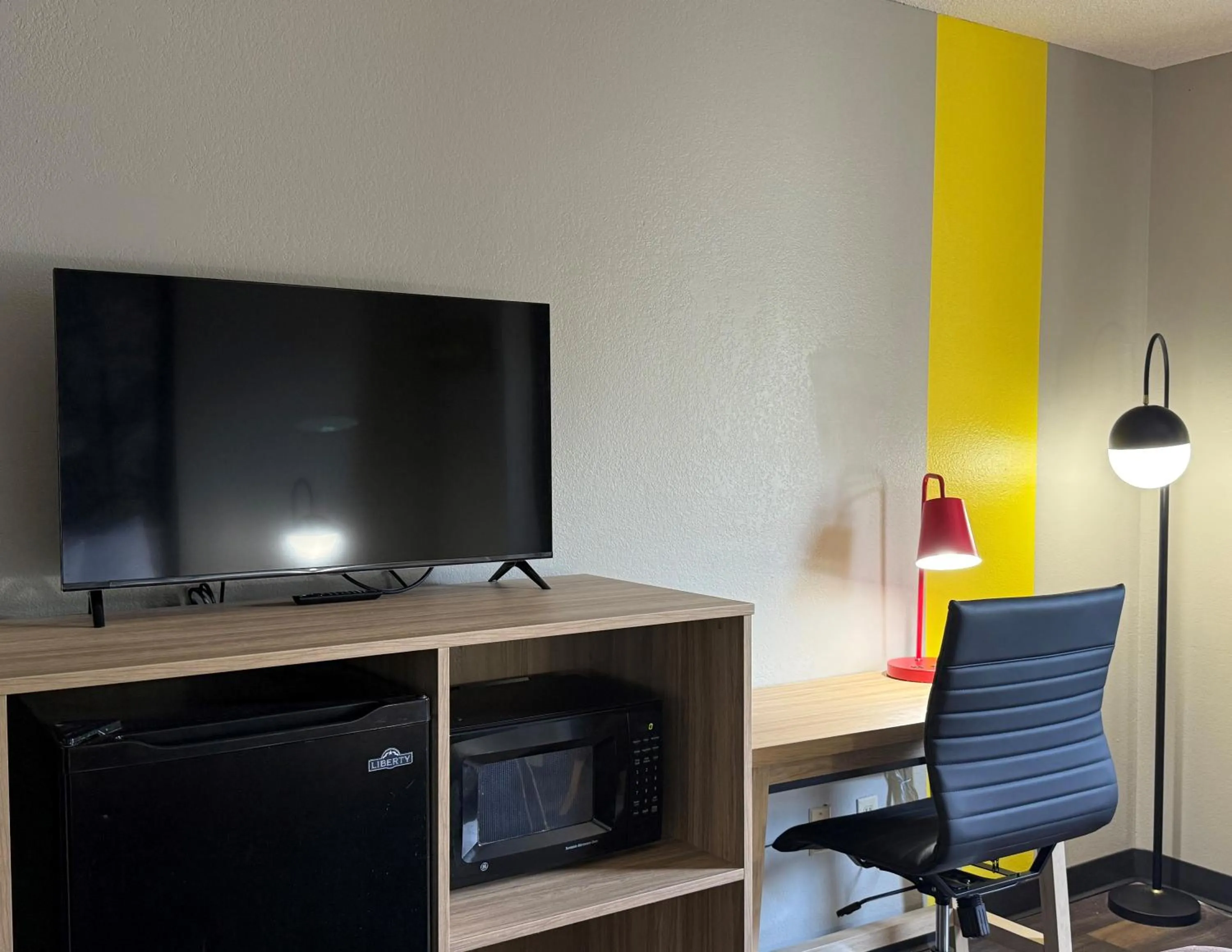 Guests in Super 8 by Wyndham Evansville East