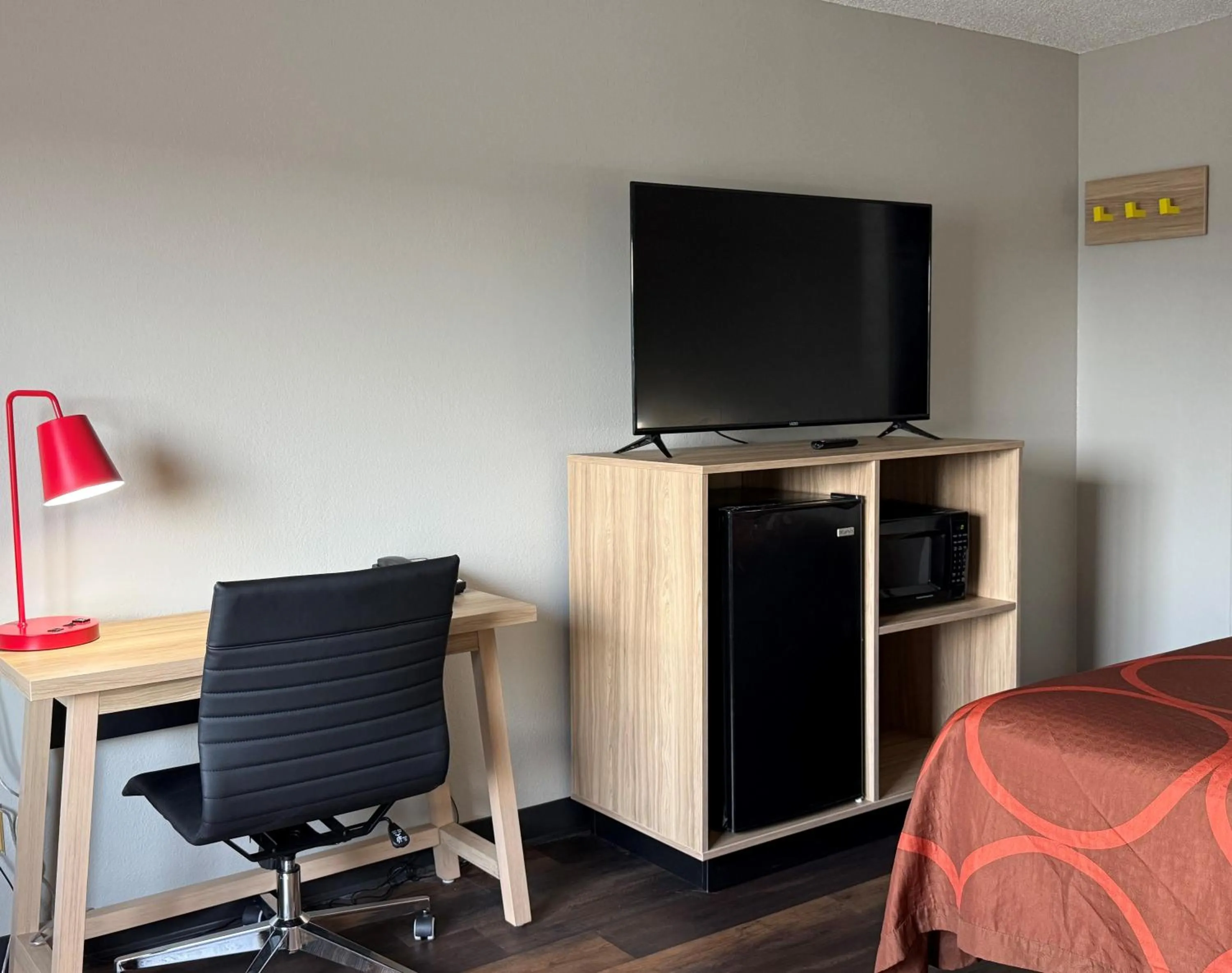 Guests in Super 8 by Wyndham Evansville East