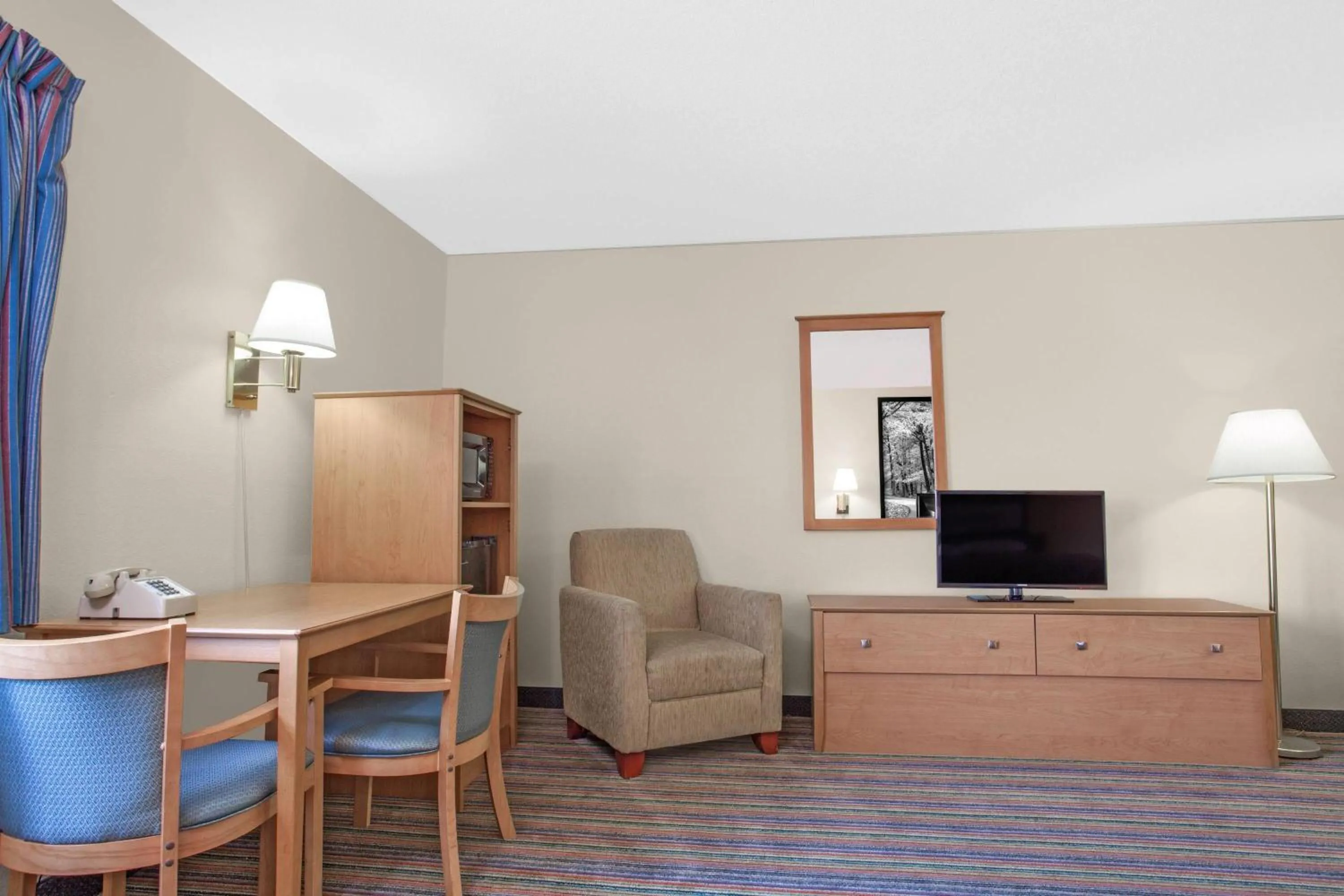 Photo of the whole room in Super 8 by Wyndham Evansville East