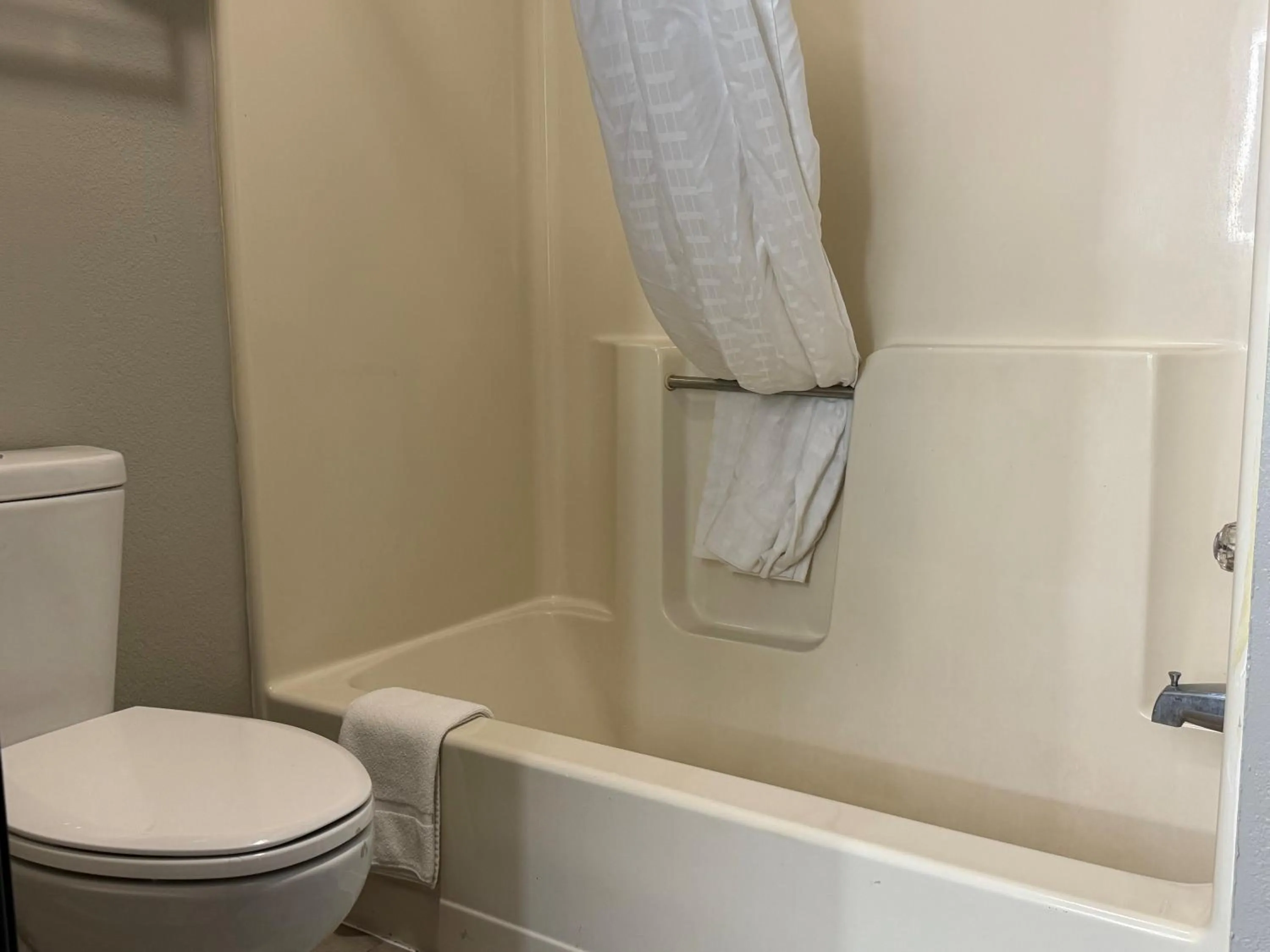 Guests in Super 8 by Wyndham Evansville East