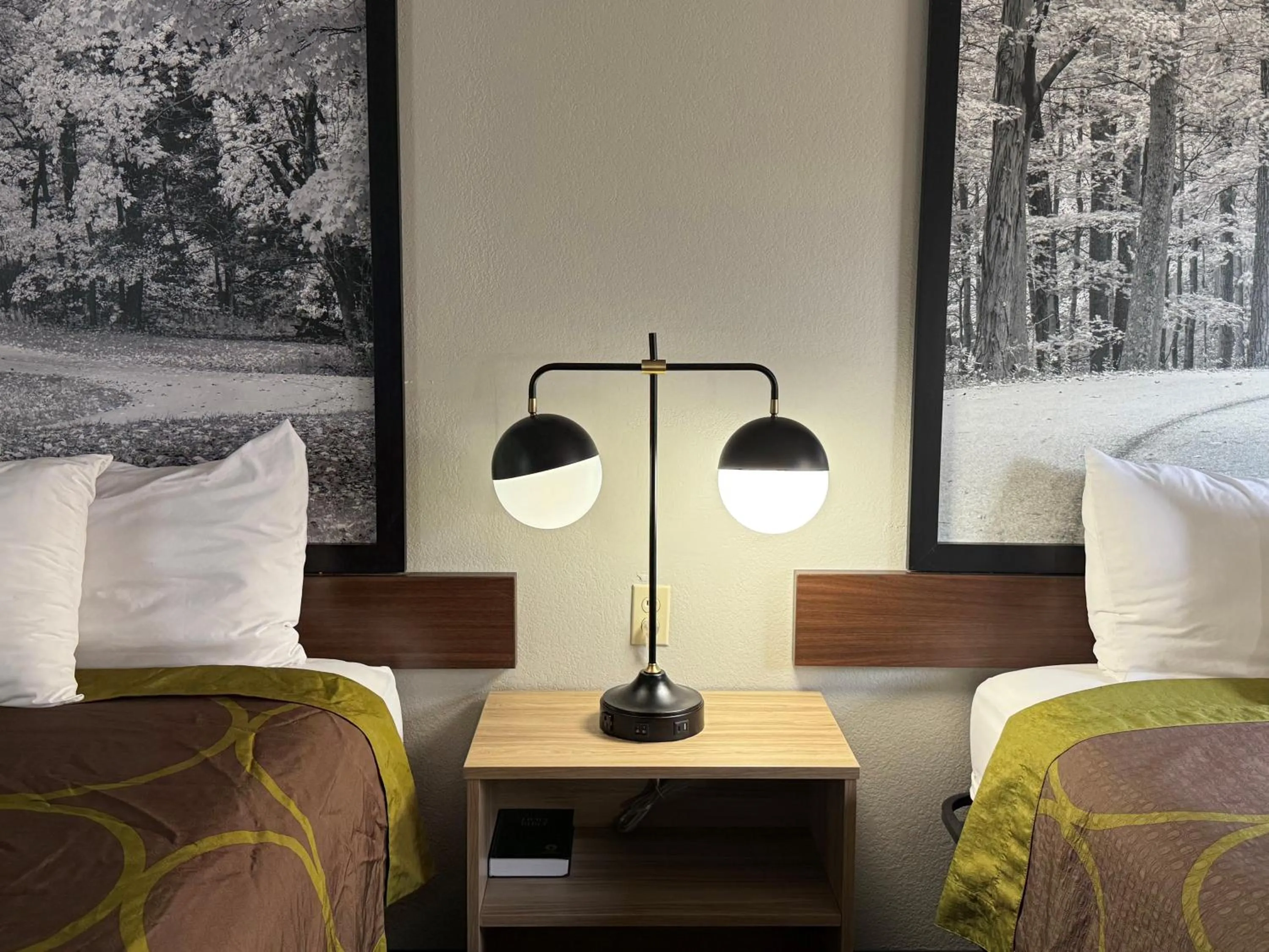 Bedroom, Bed in Super 8 by Wyndham Evansville East