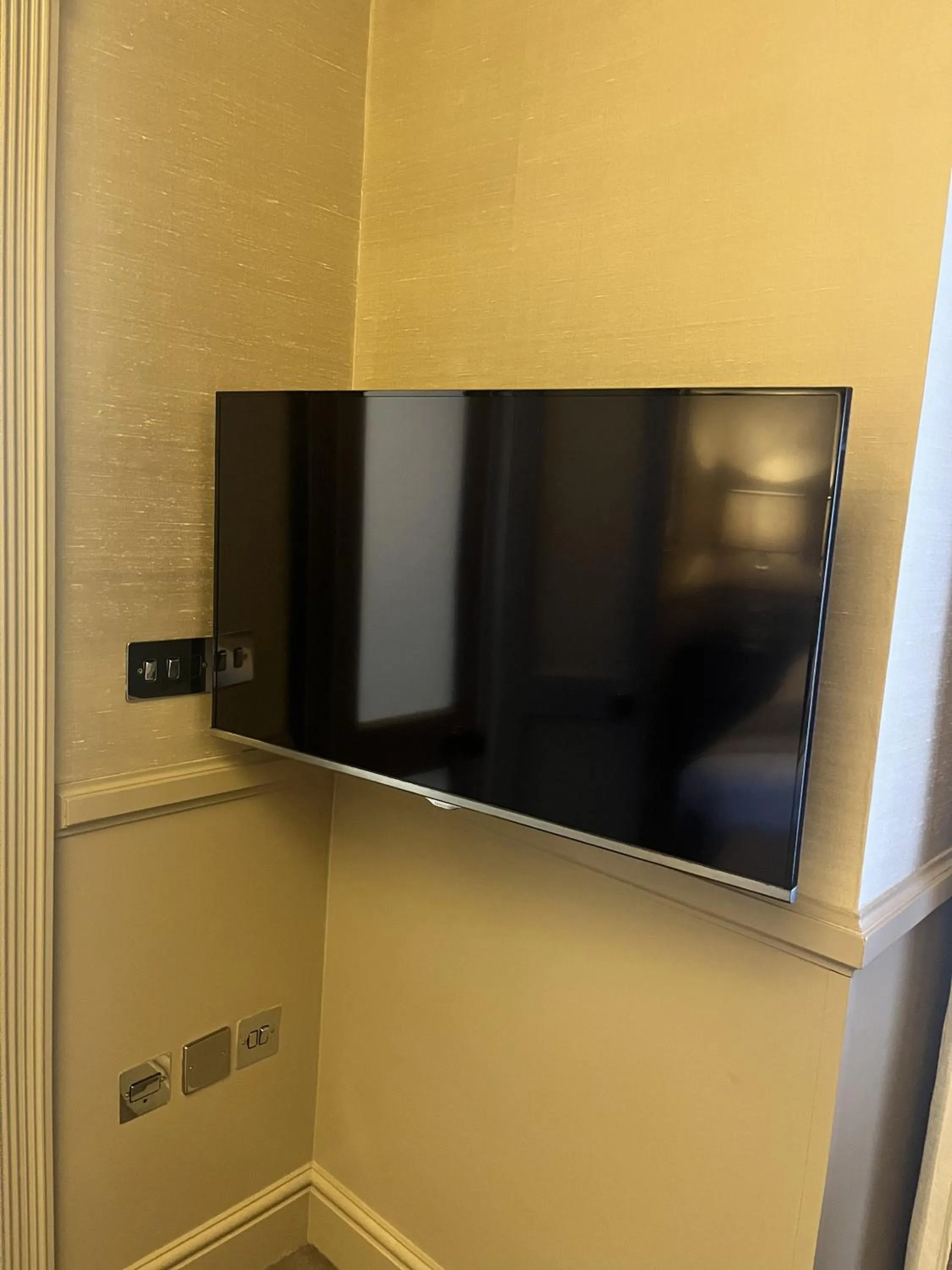 TV and multimedia in Althoff St James's Hotel & Club London