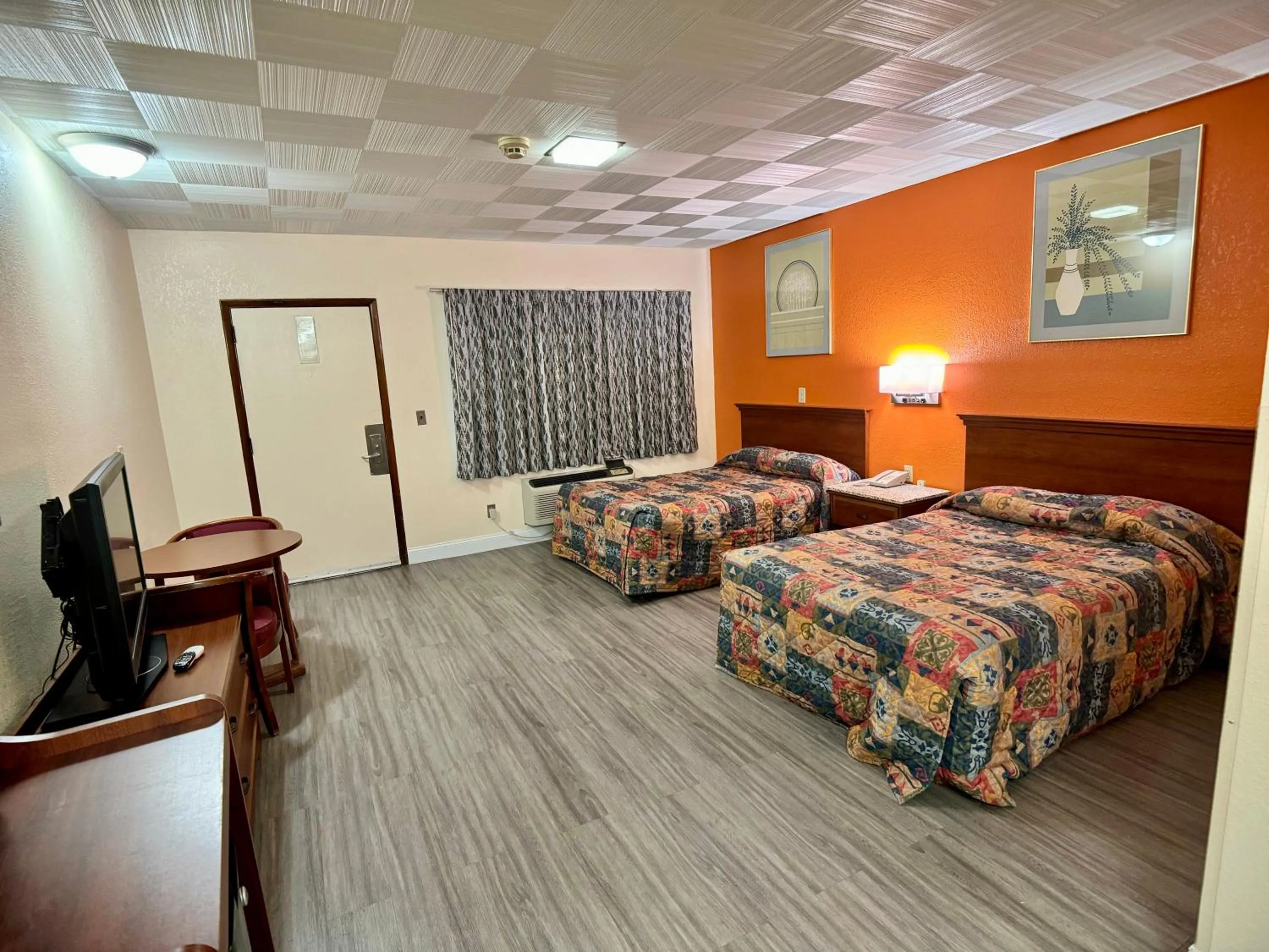 TV and multimedia, Bed in Knights Inn Galax