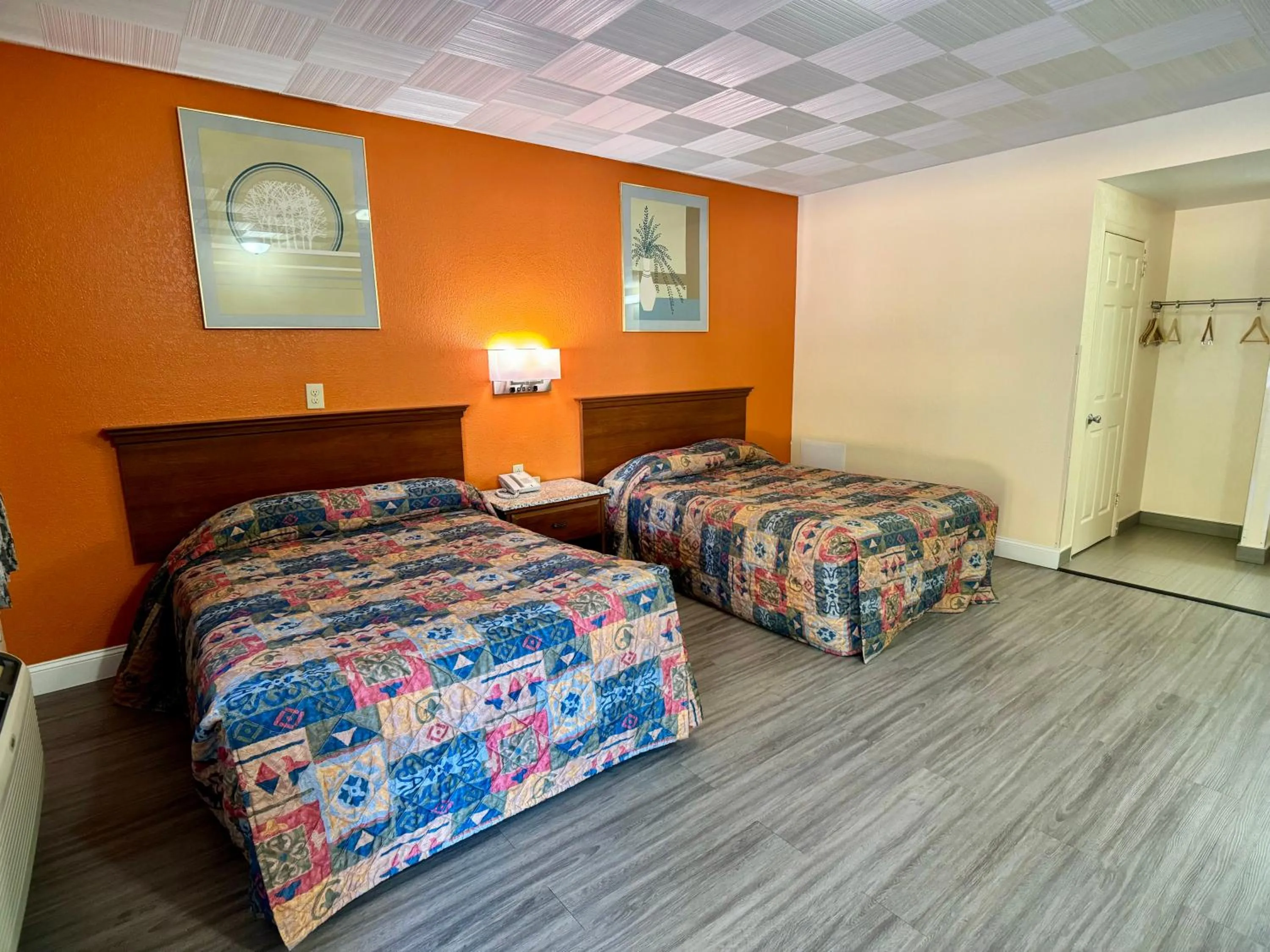 Bedroom, Bed in Knights Inn Galax