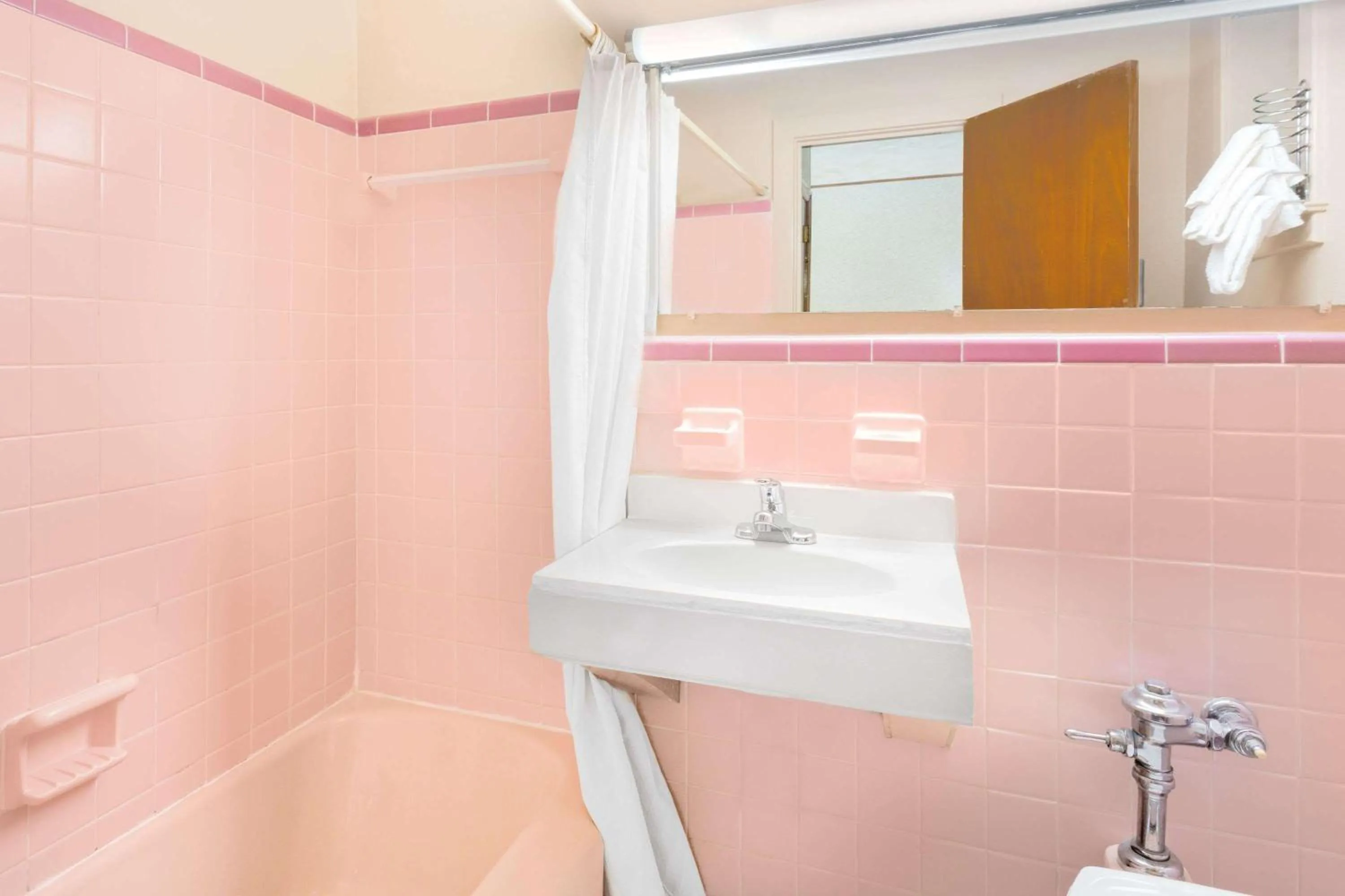 Photo of the whole room in Knights Inn Galax