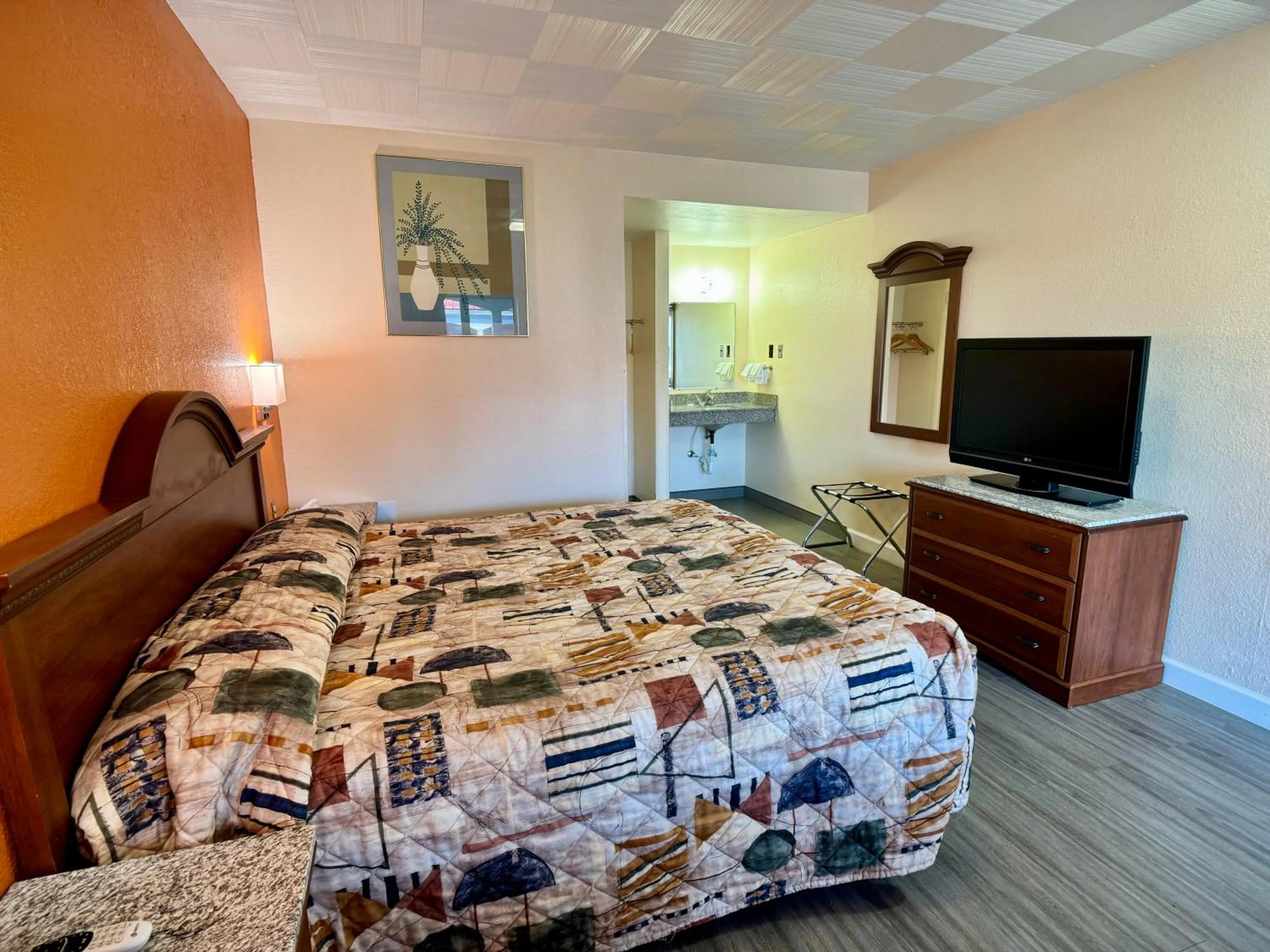 Photo of the whole room, Bed in Knights Inn Galax