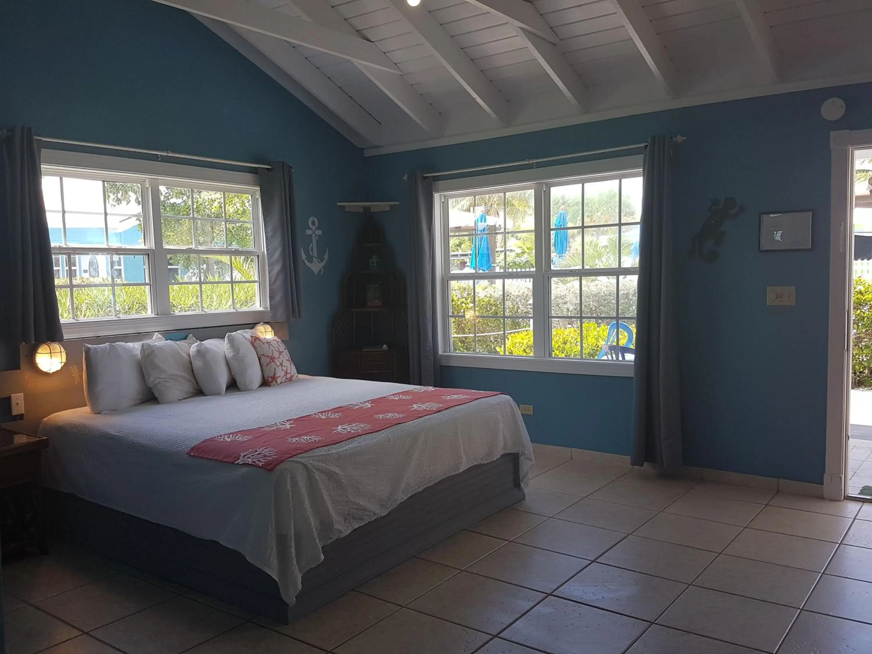 Bed in Hideaways Exuma