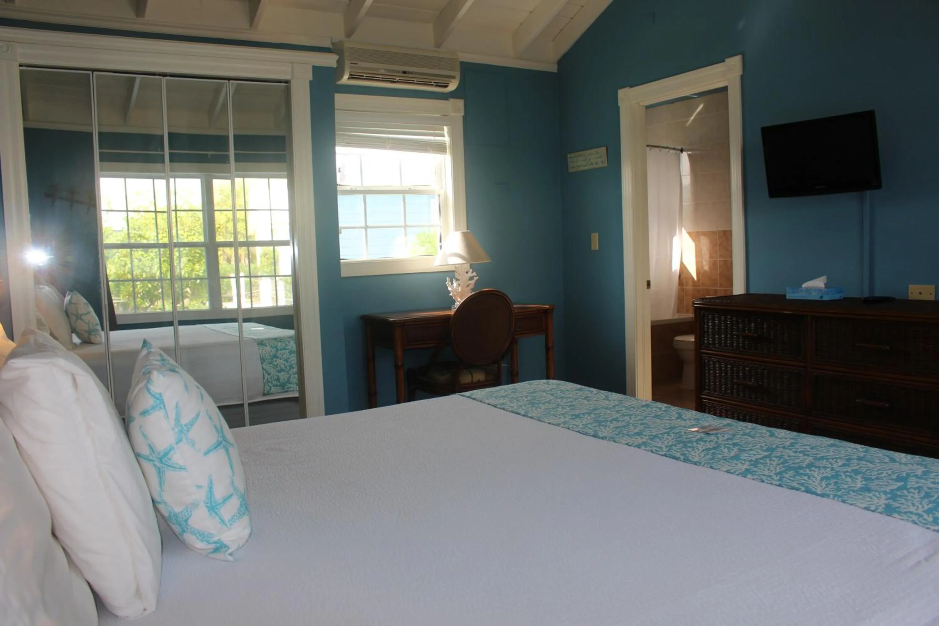 Bedroom, Bed in Hideaways Exuma