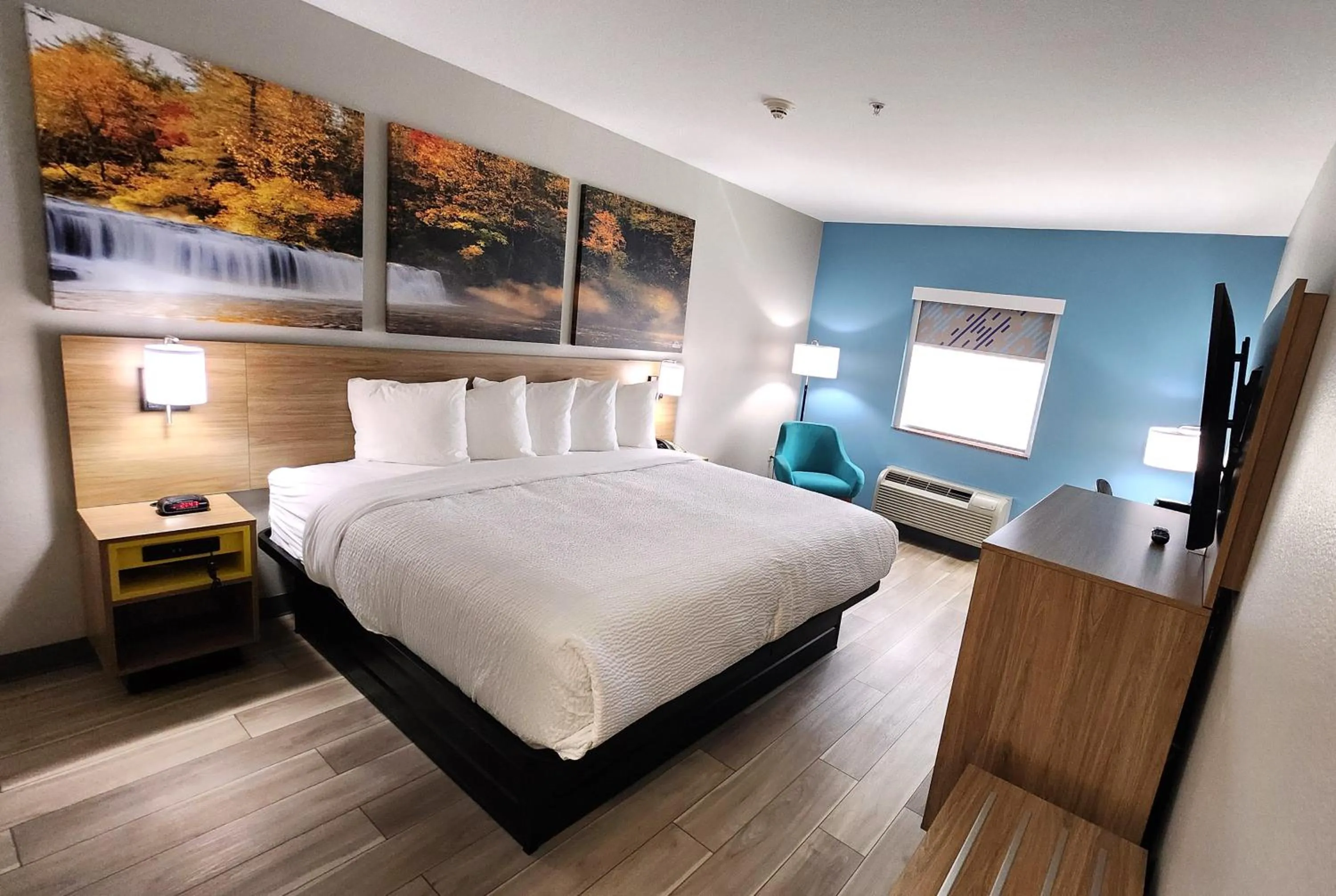 Bed in Days Inn & Suites by Wyndham Russellville