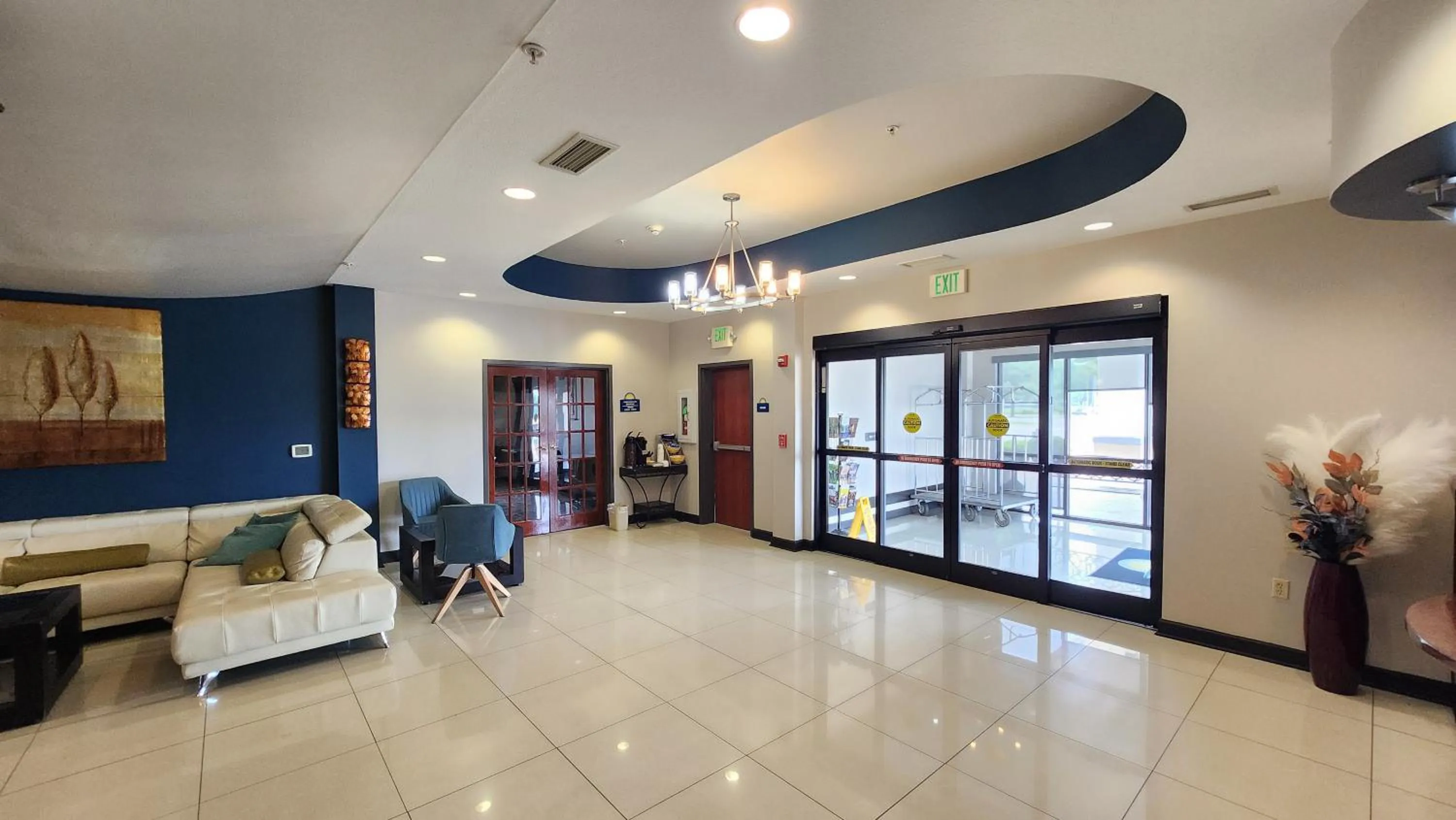 Lobby or reception in Days Inn & Suites by Wyndham Russellville