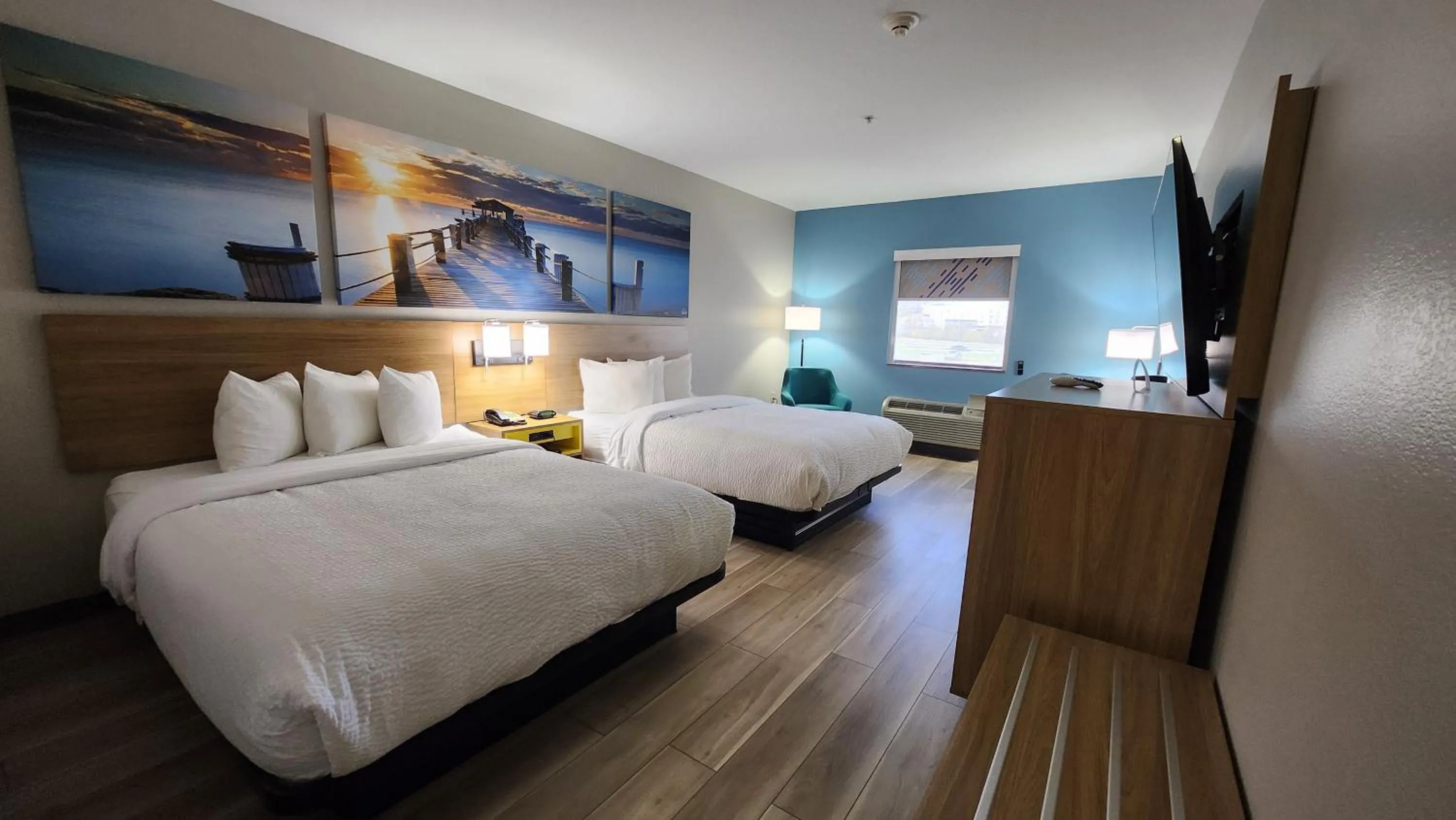 Bed in Days Inn & Suites by Wyndham Russellville