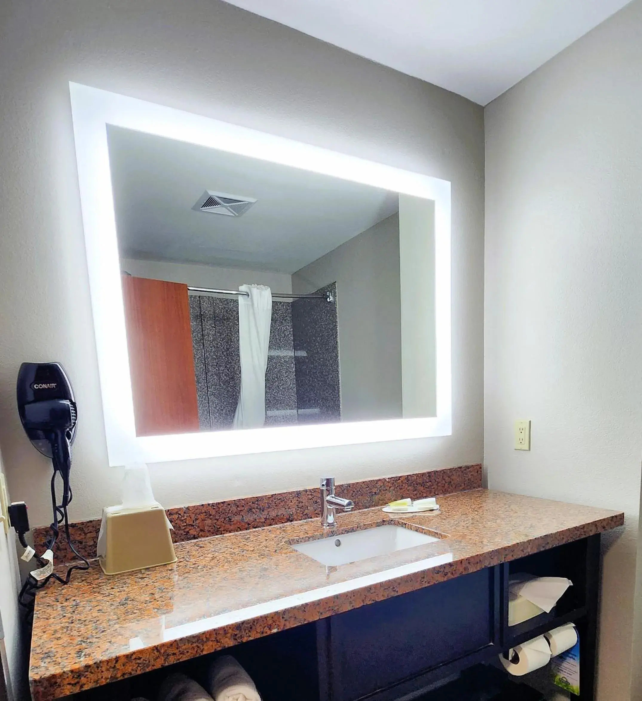 Deluxe King Studio Suite - Non-Smoking in Days Inn & Suites by Wyndham Russellville Deluxe King Studio Suite - Non-Smoking in Days Inn & Suites by Wyndham Russellville