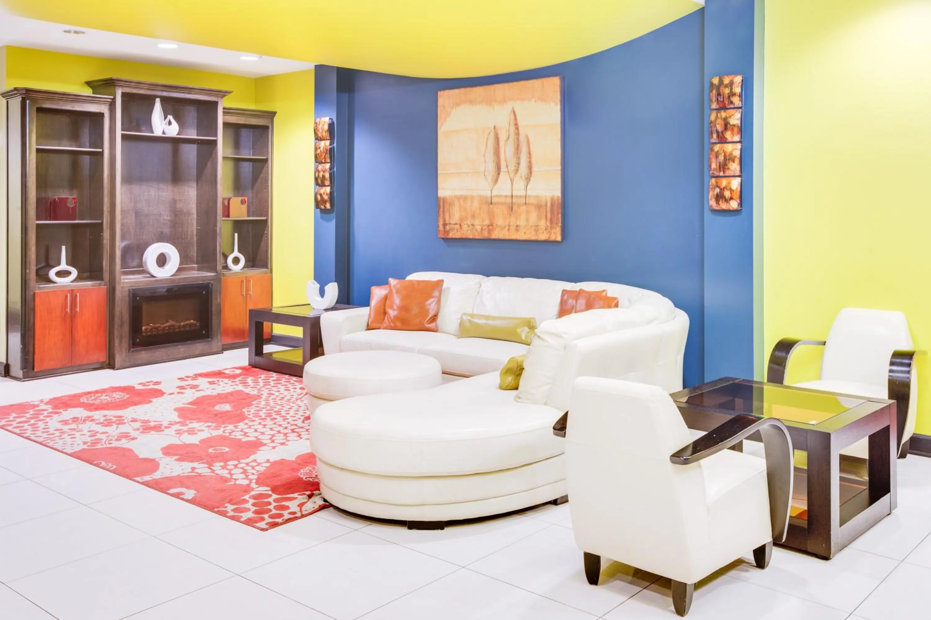 Seating area in Days Inn & Suites by Wyndham Russellville