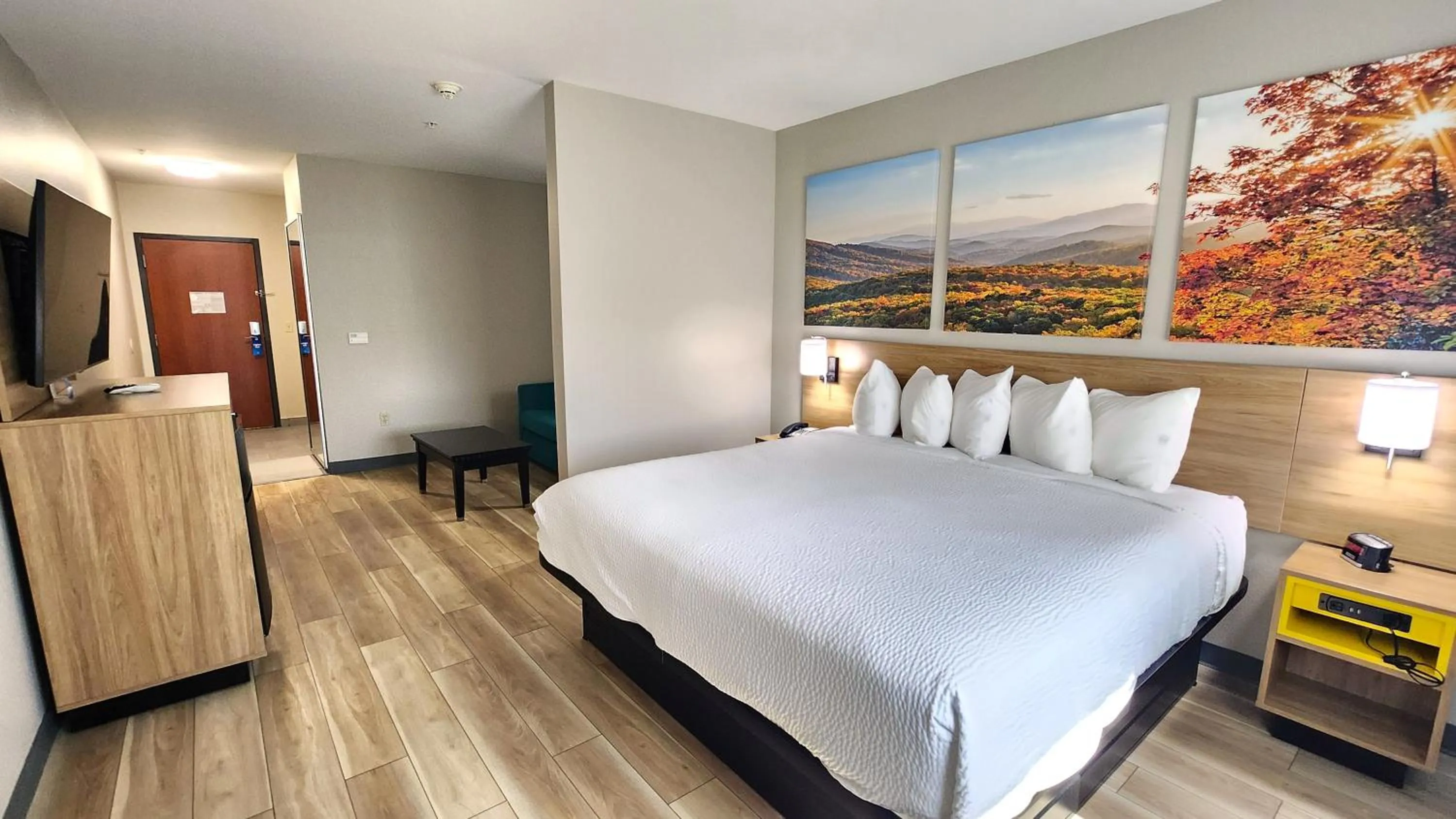 Bed in Days Inn & Suites by Wyndham Russellville