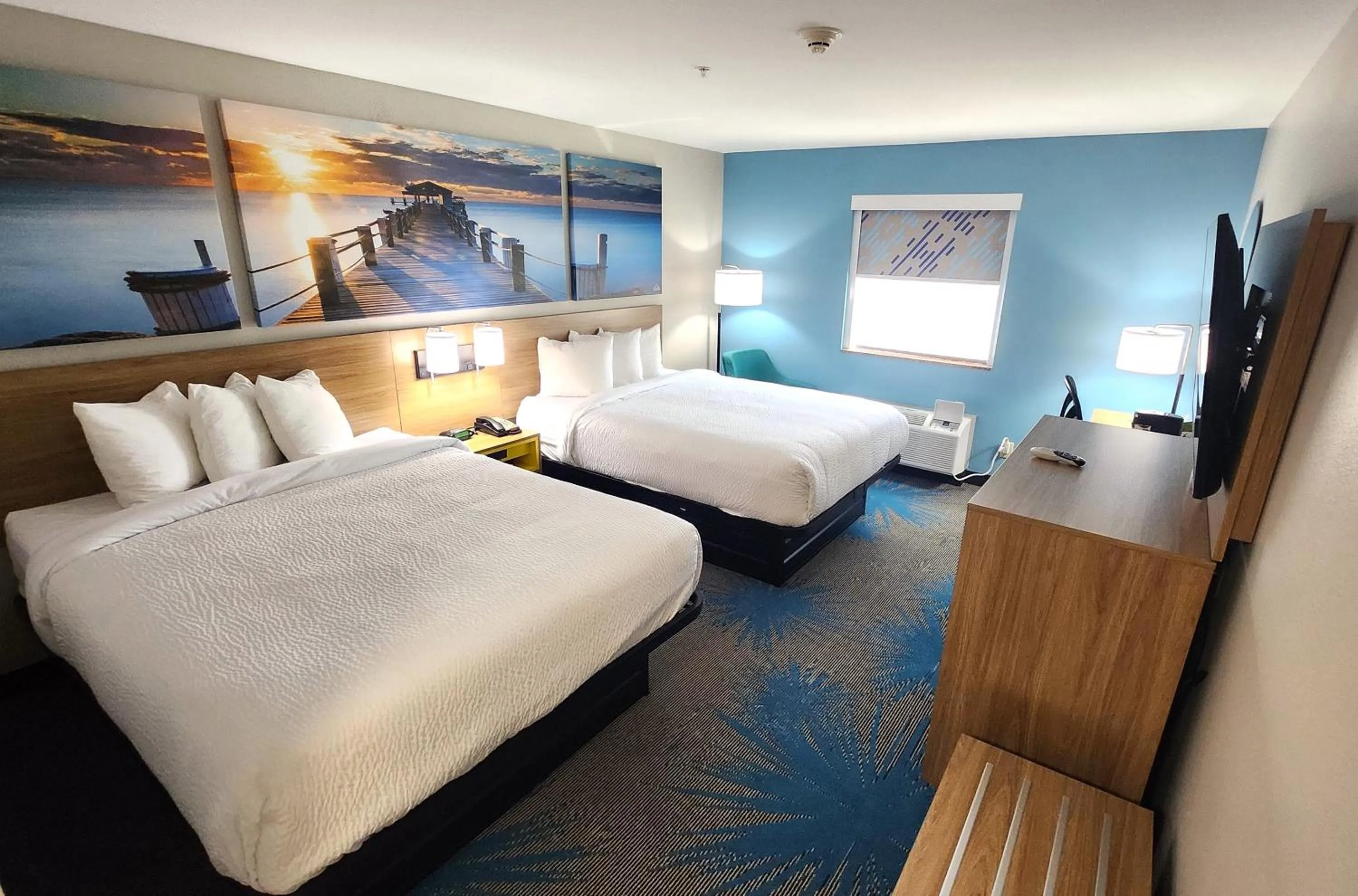 Bed in Days Inn & Suites by Wyndham Russellville