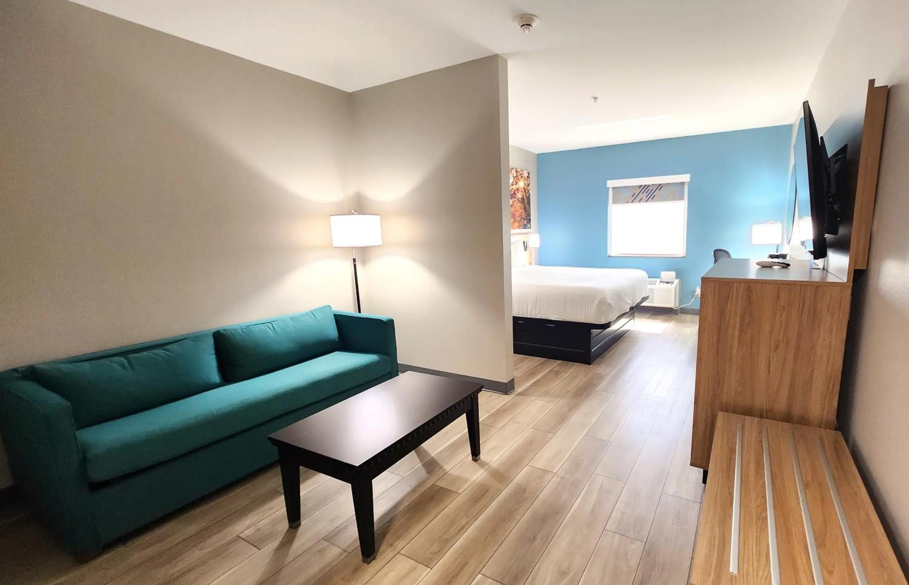 Bed in Days Inn & Suites by Wyndham Russellville