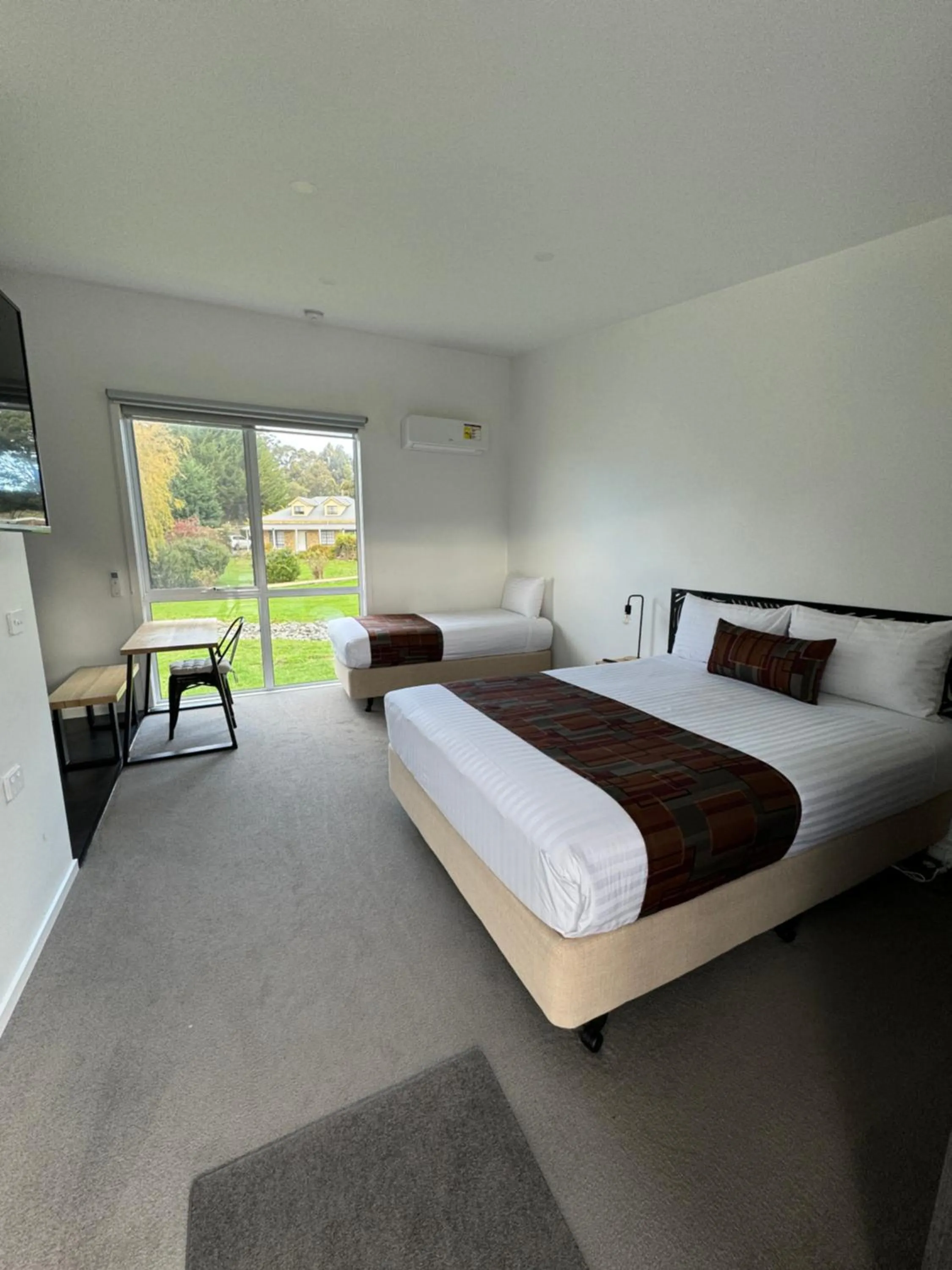 Photo of the whole room, Bed in Port Arthur Villas