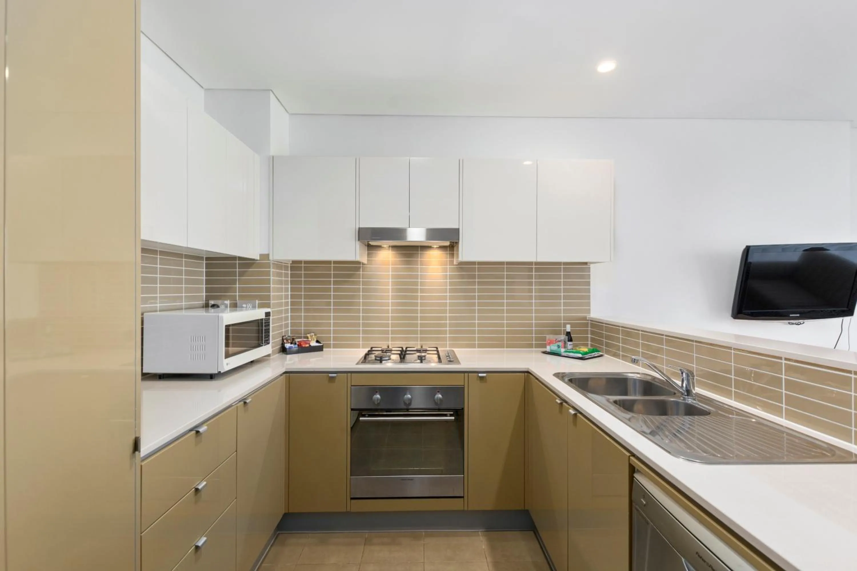 Kitchen or kitchenette in Quality Suites Pioneer Sands