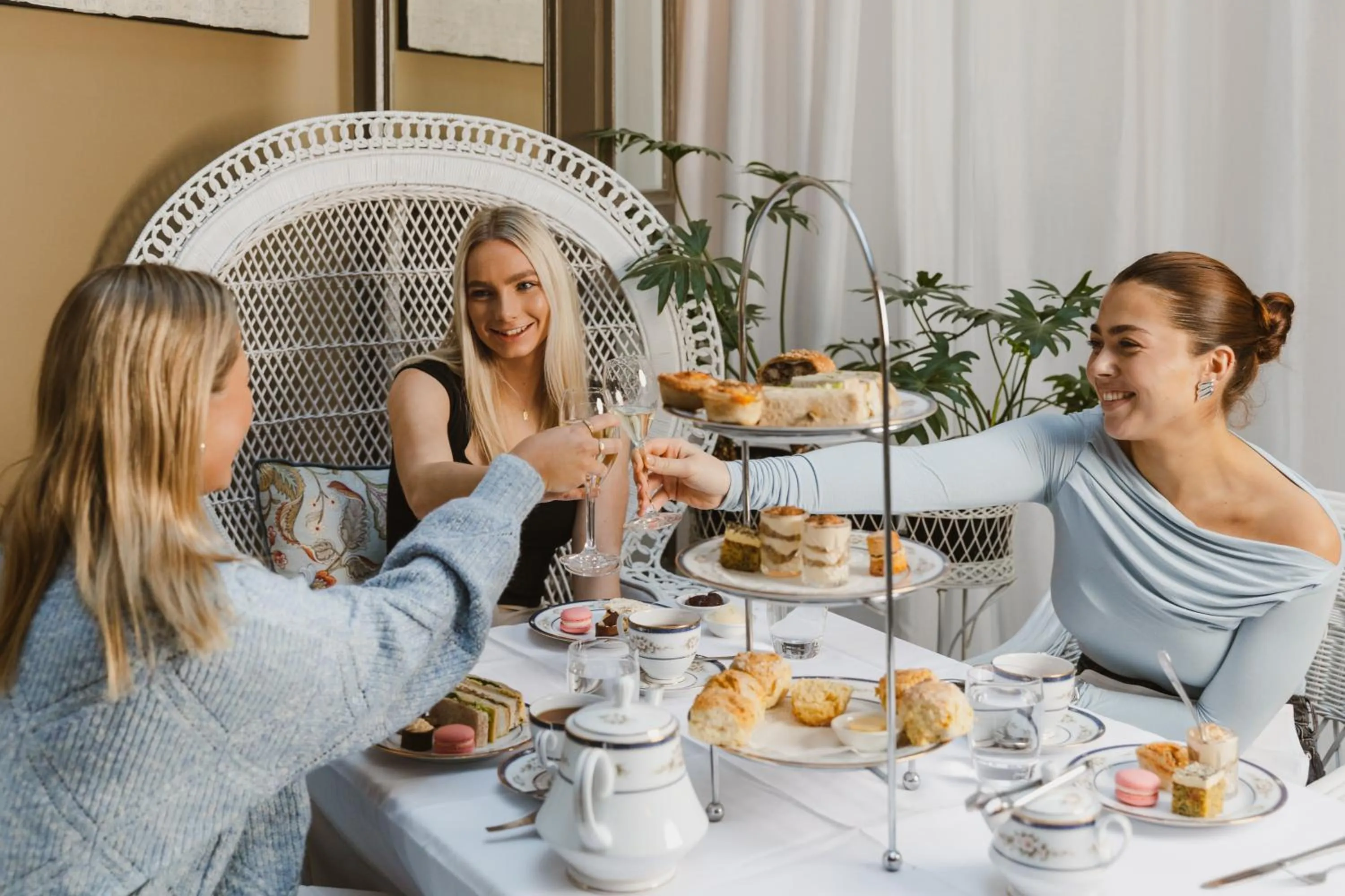 Food and drinks in Hadley's Orient Hotel