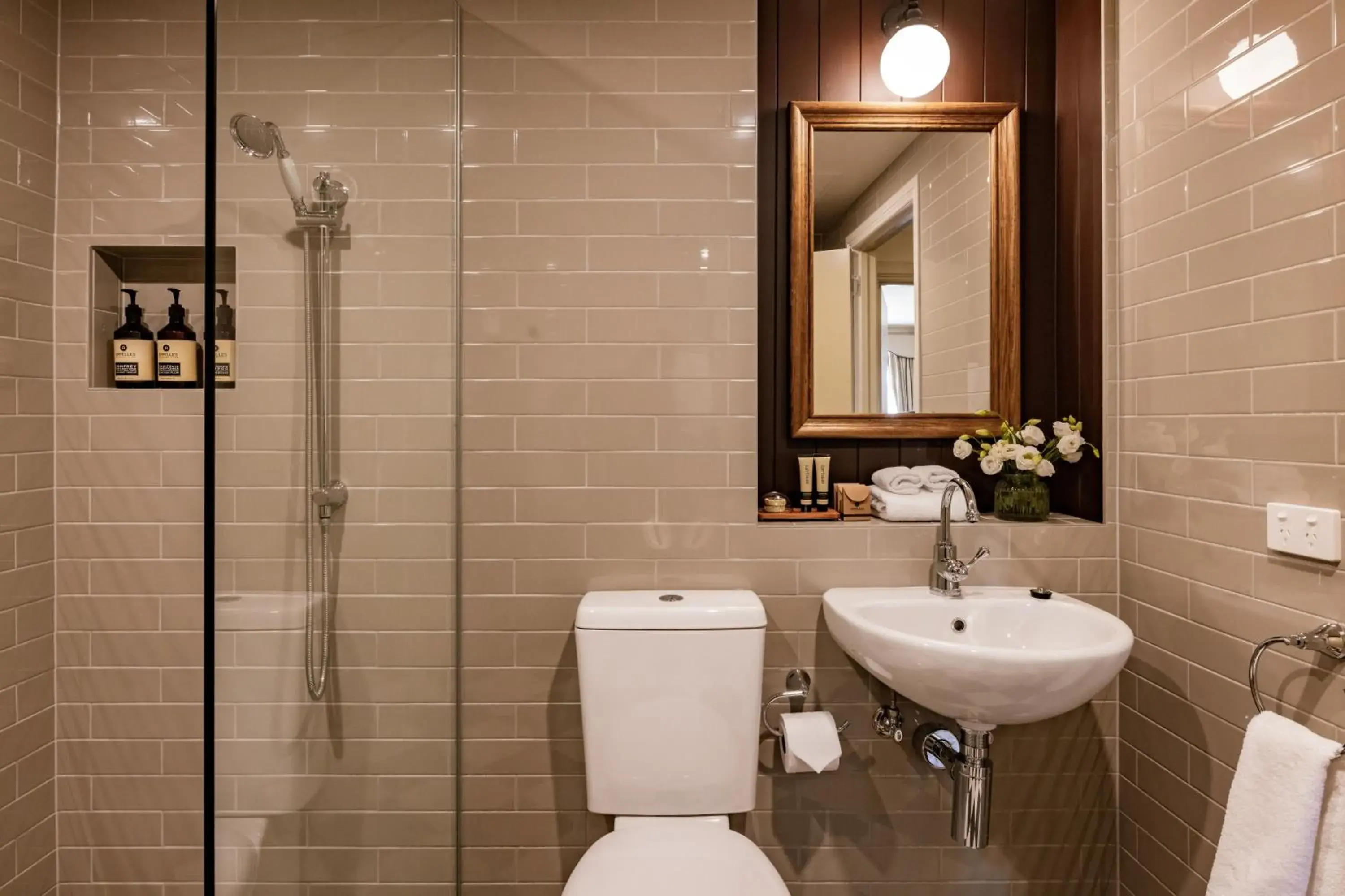 Executive Suite with Free High Speed WiFi in Hadley's Orient Hotel Executive Suite with Free High Speed WiFi in Hadley's Orient Hotel