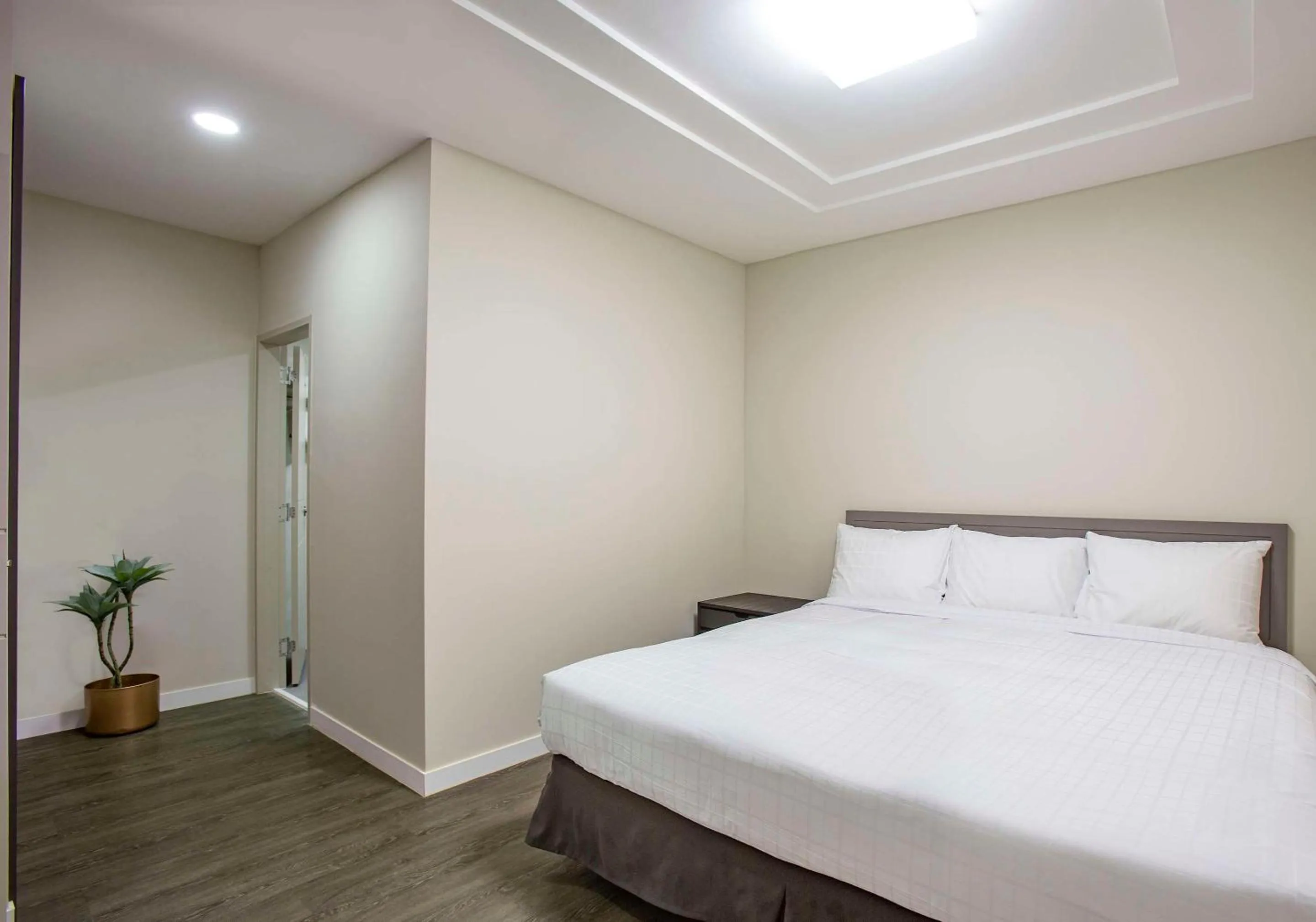 Bedroom, Bed in The Bayview Hotel Guam